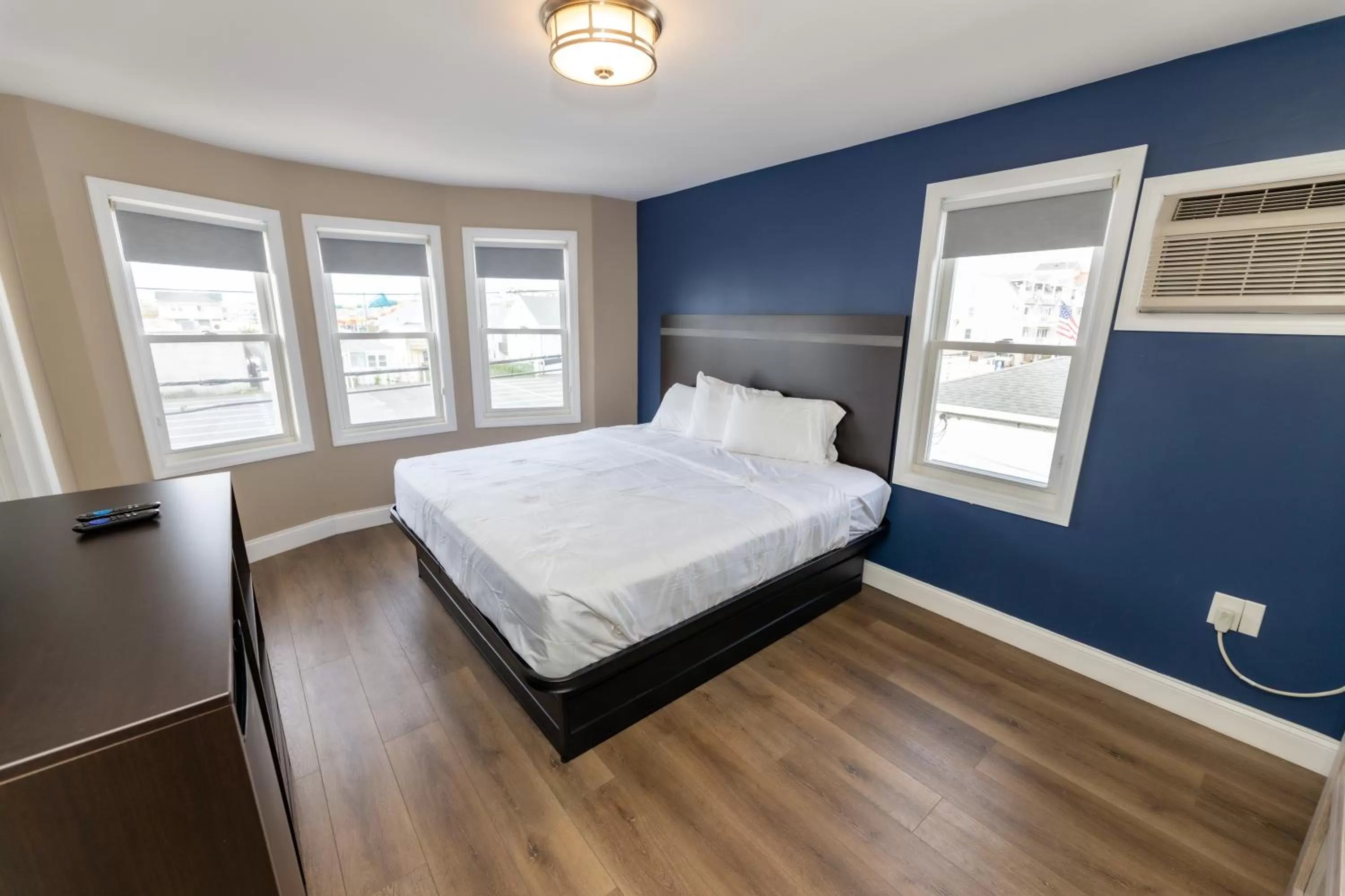 Bed in Seaside Sands Inn