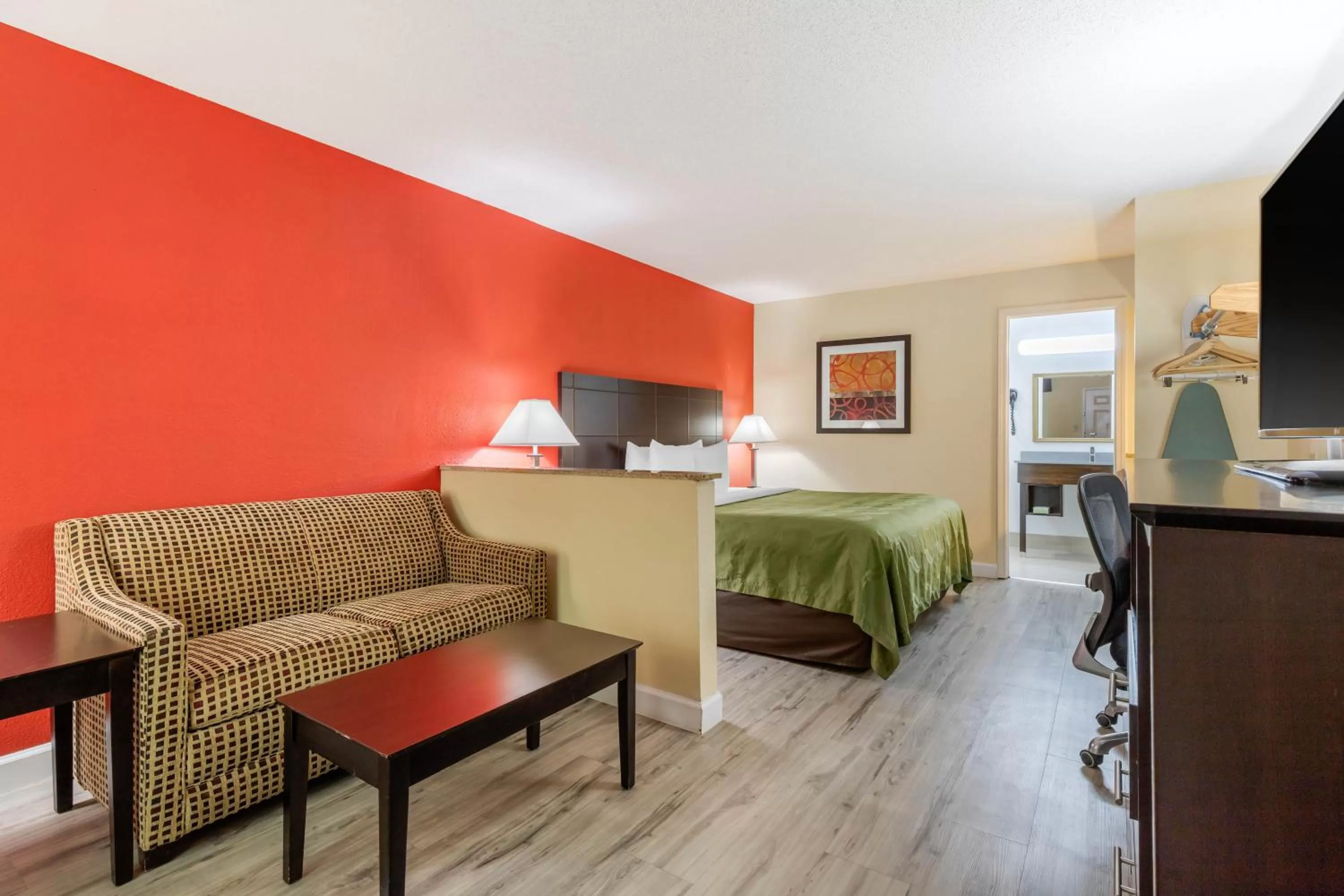 Seating area, Bed in Quality Inn & Suites Lexington