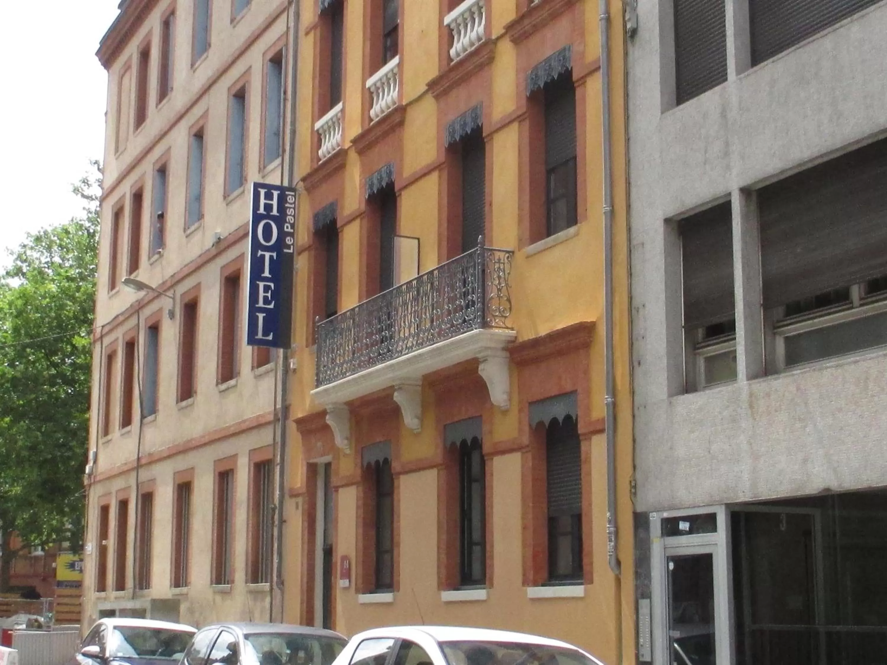 Facade/entrance in Hôtel le Pastel