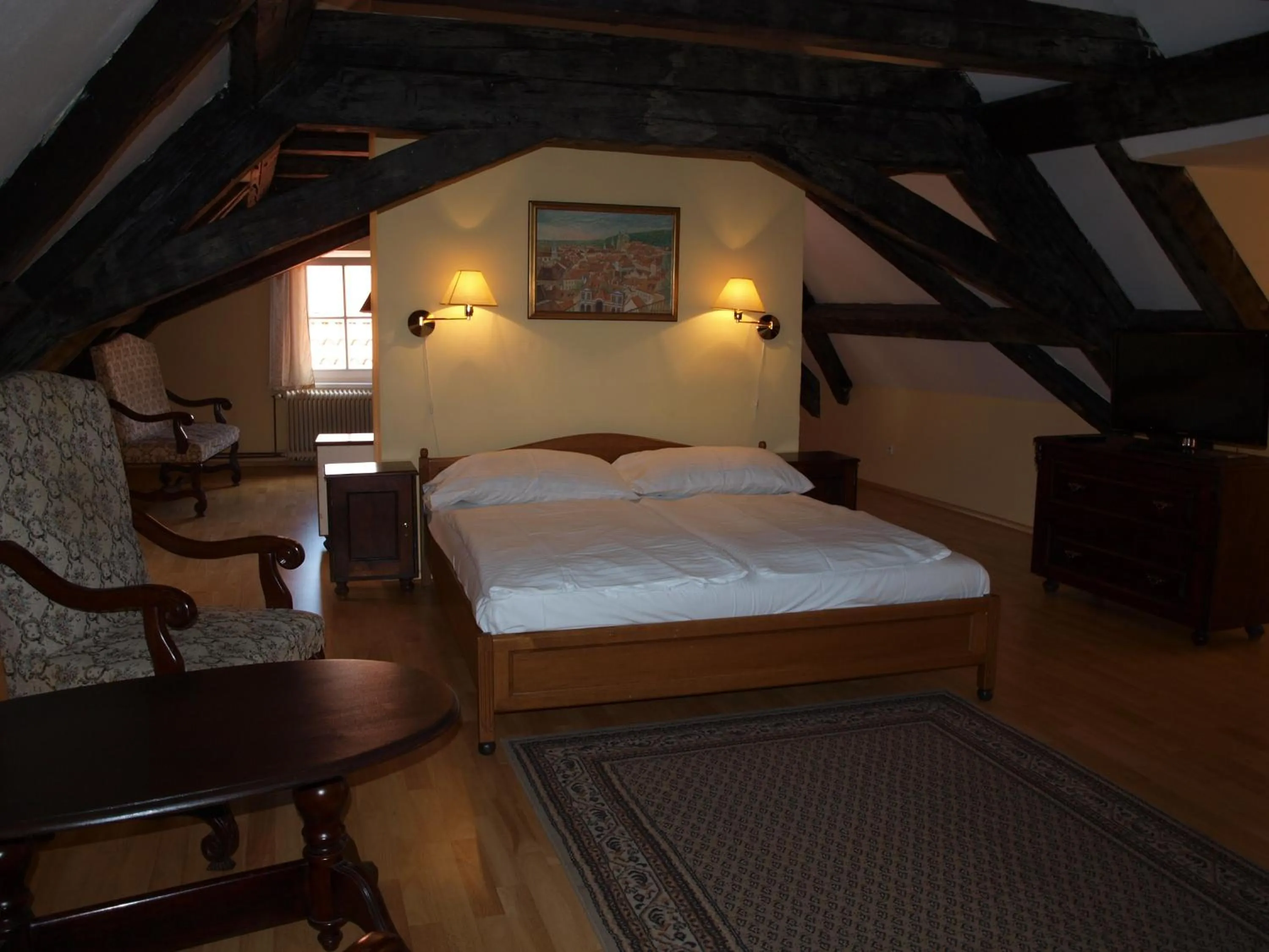 Photo of the whole room, Bed in Hotel King George