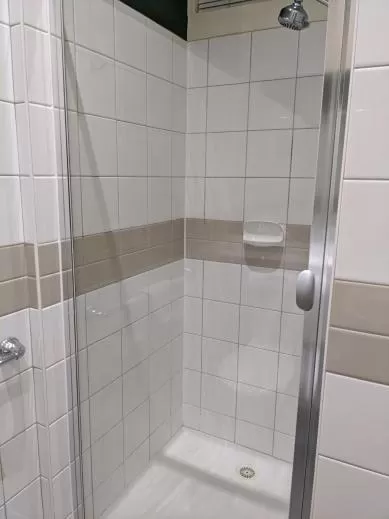 Bathroom in Tolarno Hotel