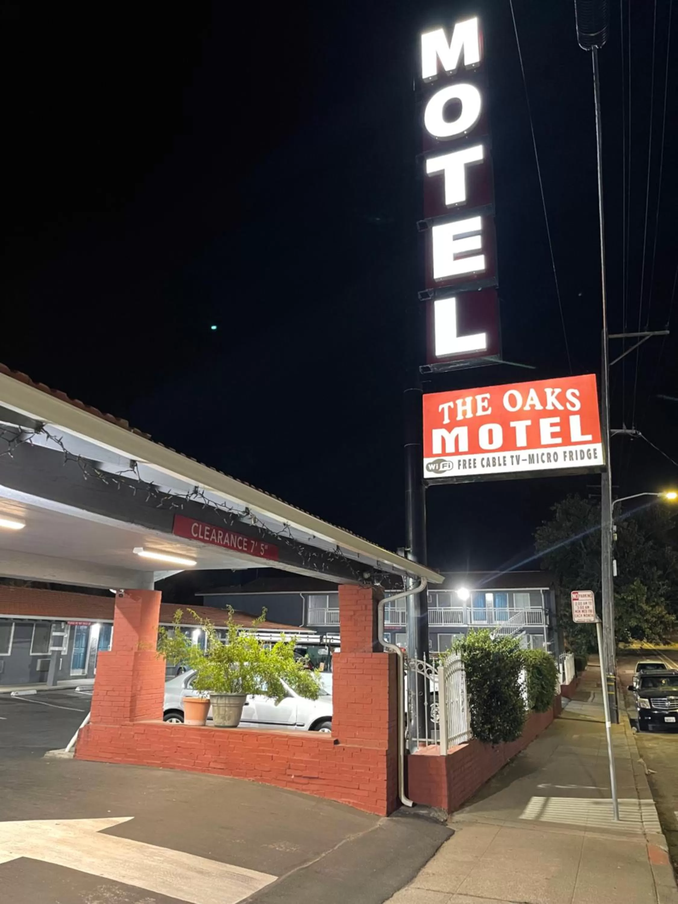 The Oaks Motel