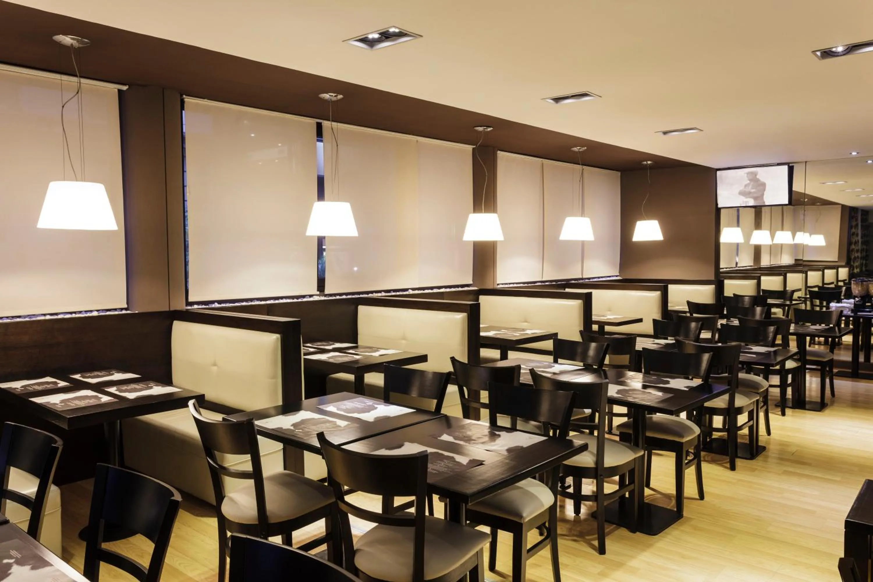 Restaurant/places to eat in Hotel Facon Grande