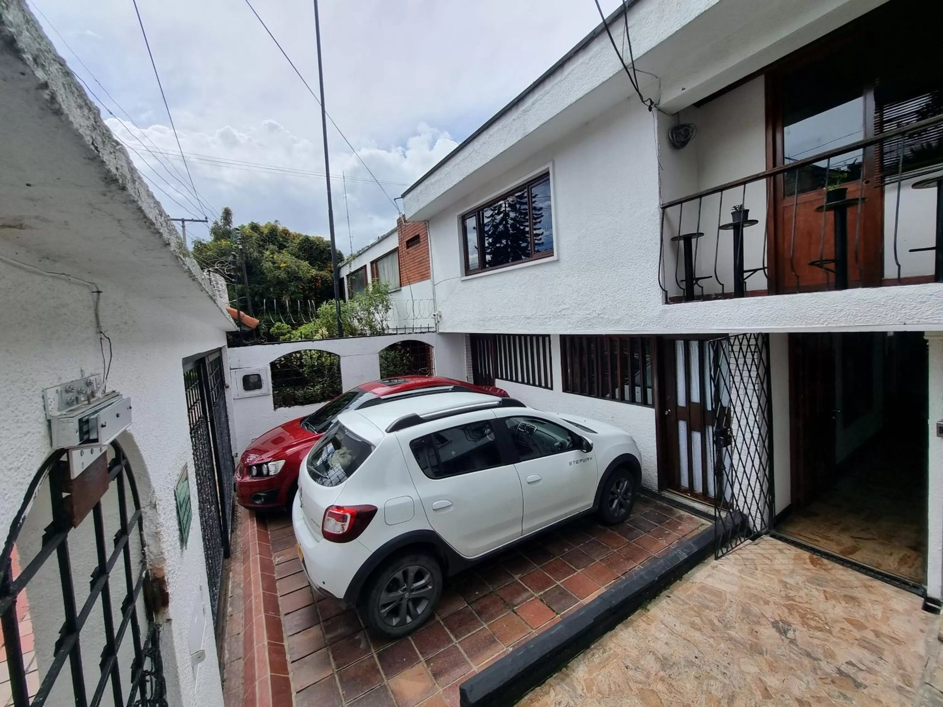 Parking in acogedor Hostal usaquen la parada del tren