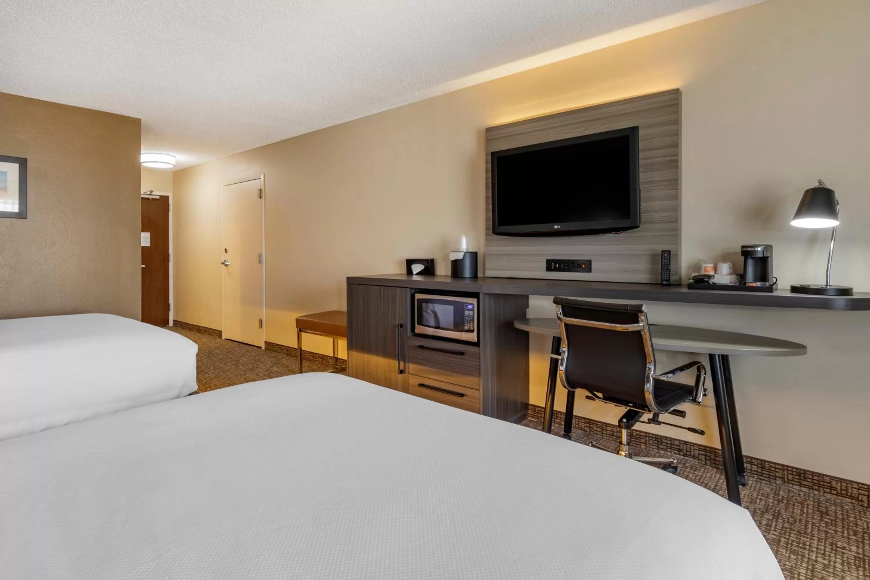 Photo of the whole room, Bed in Comfort Inn & Suites North Dallas-Addison