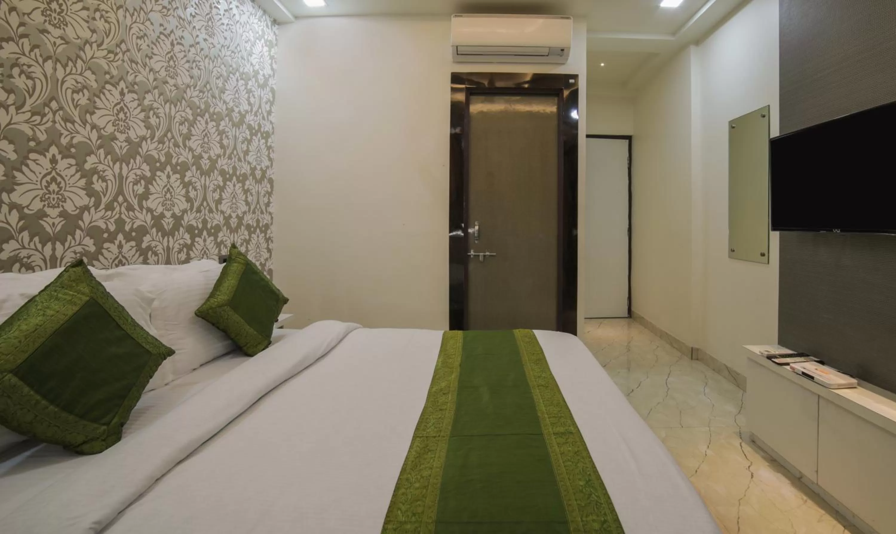 Bedroom, Bed in Itsy Hotels Le Clover