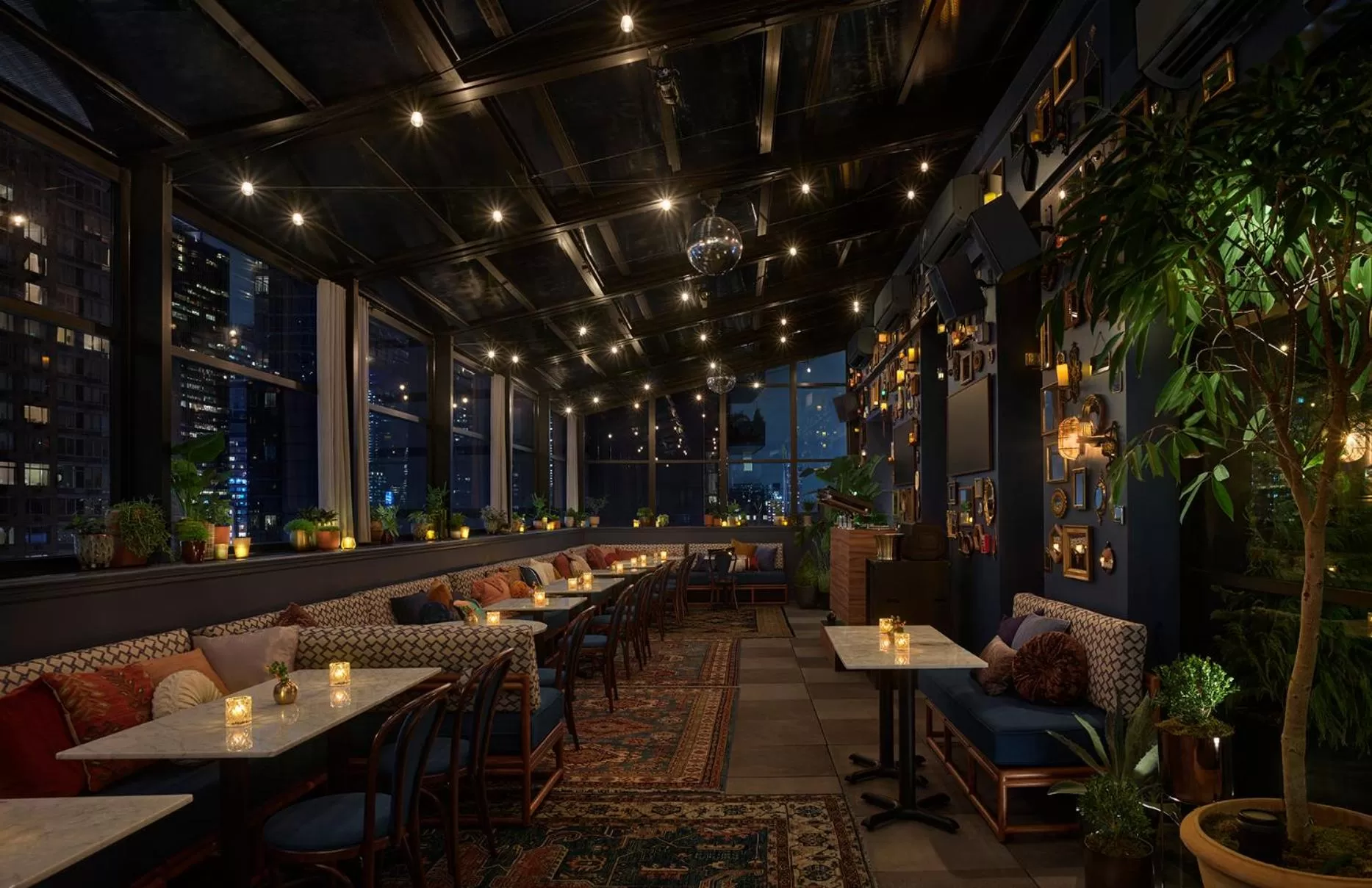 Lounge or bar in CIVILIAN Hotel