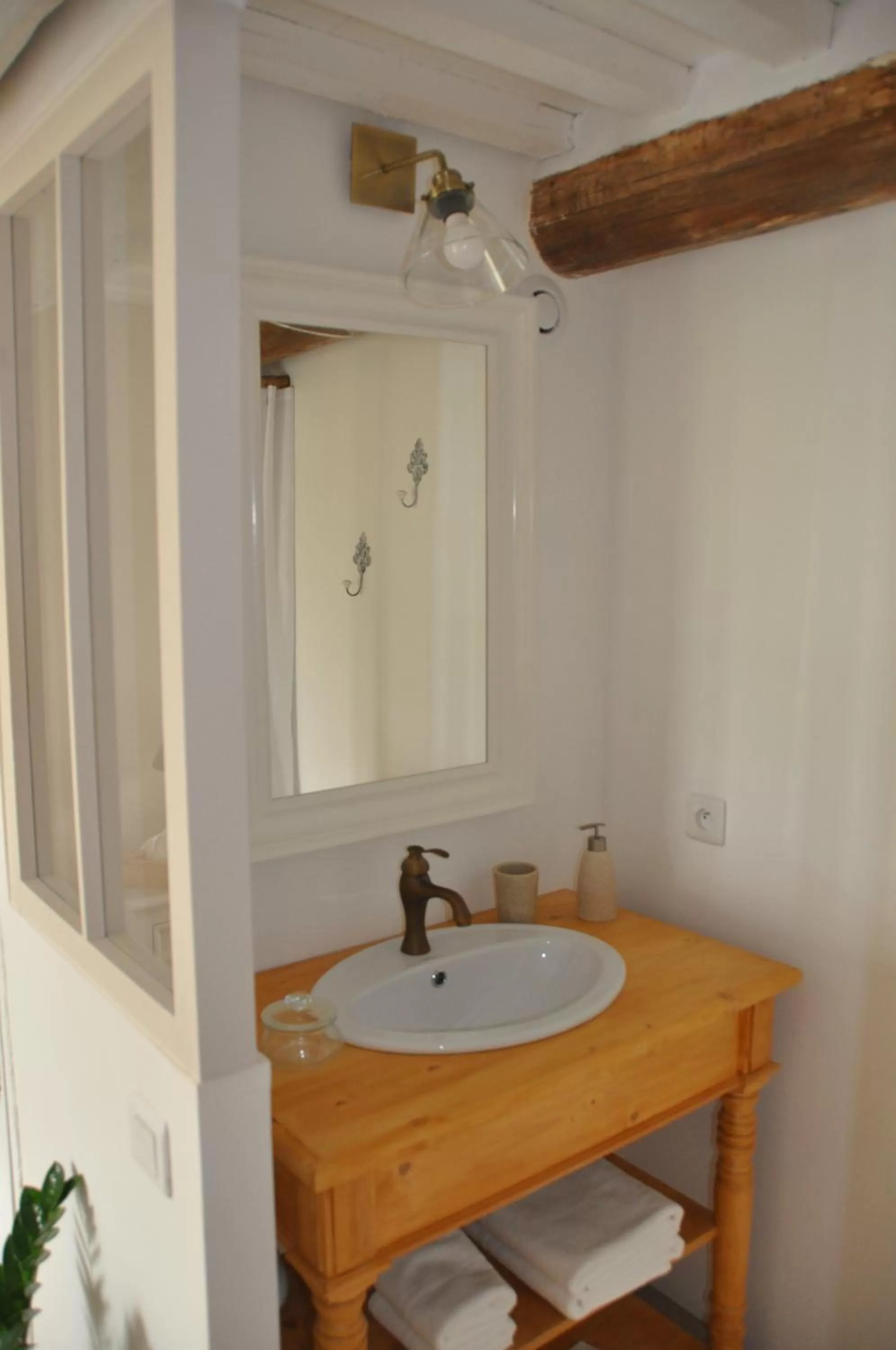 Bathroom in Le Mas des Cerisiers JACUZZI et SAUNA inclus pour tous les logements