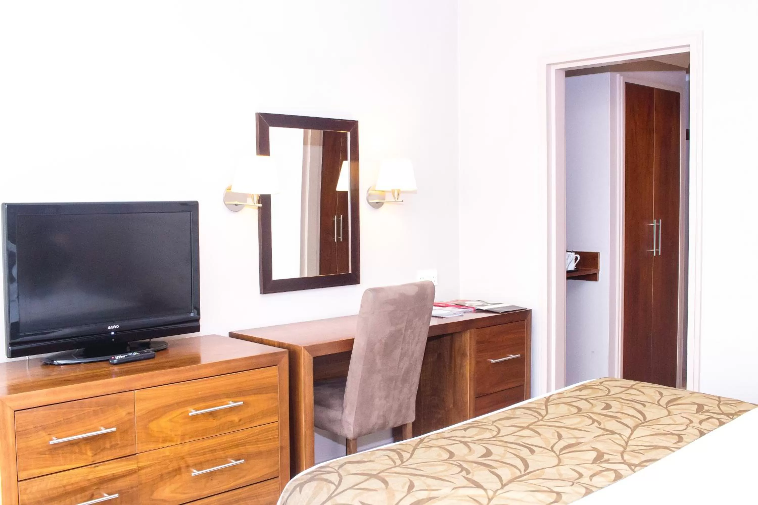 TV and multimedia, Bed in Humber Royal Hotel