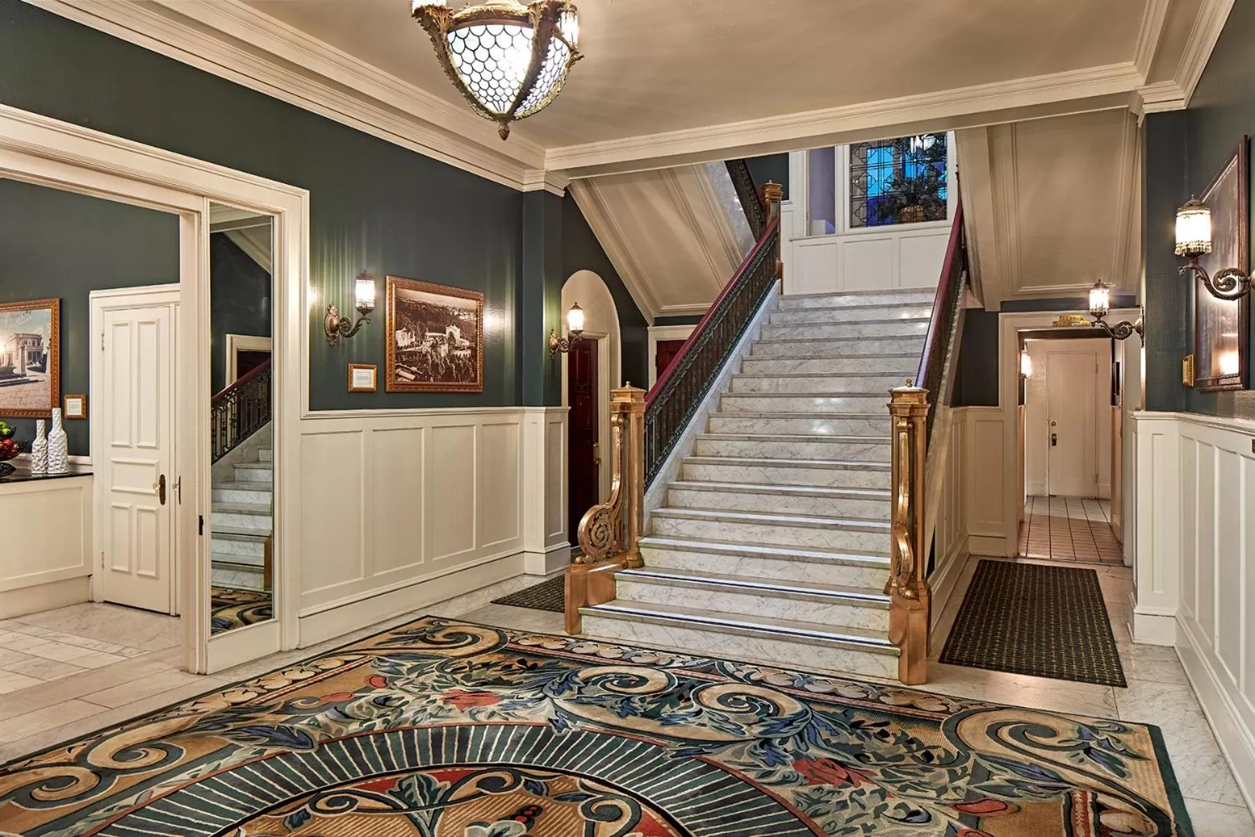 Decorative detail in Glorietta Bay Inn