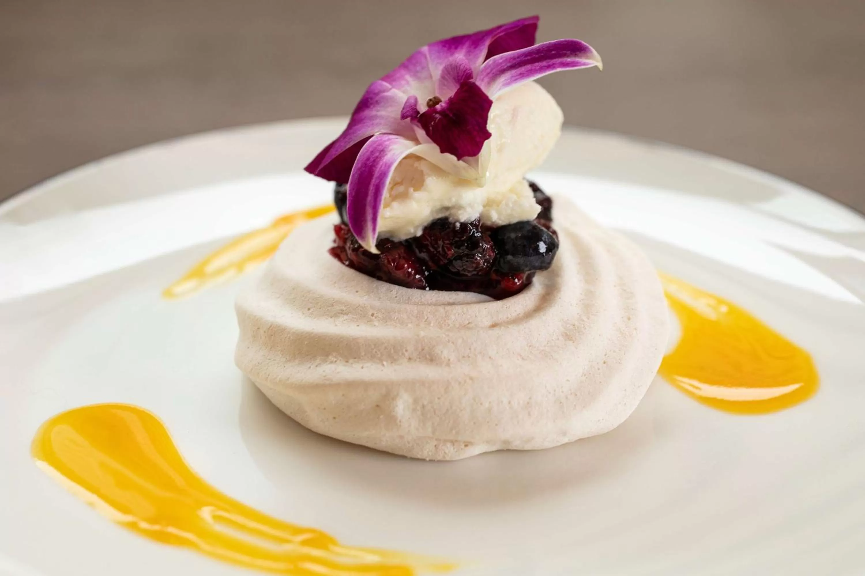 Lounge or bar in The Peregrine Omaha Downtown Curio Collection By Hilton