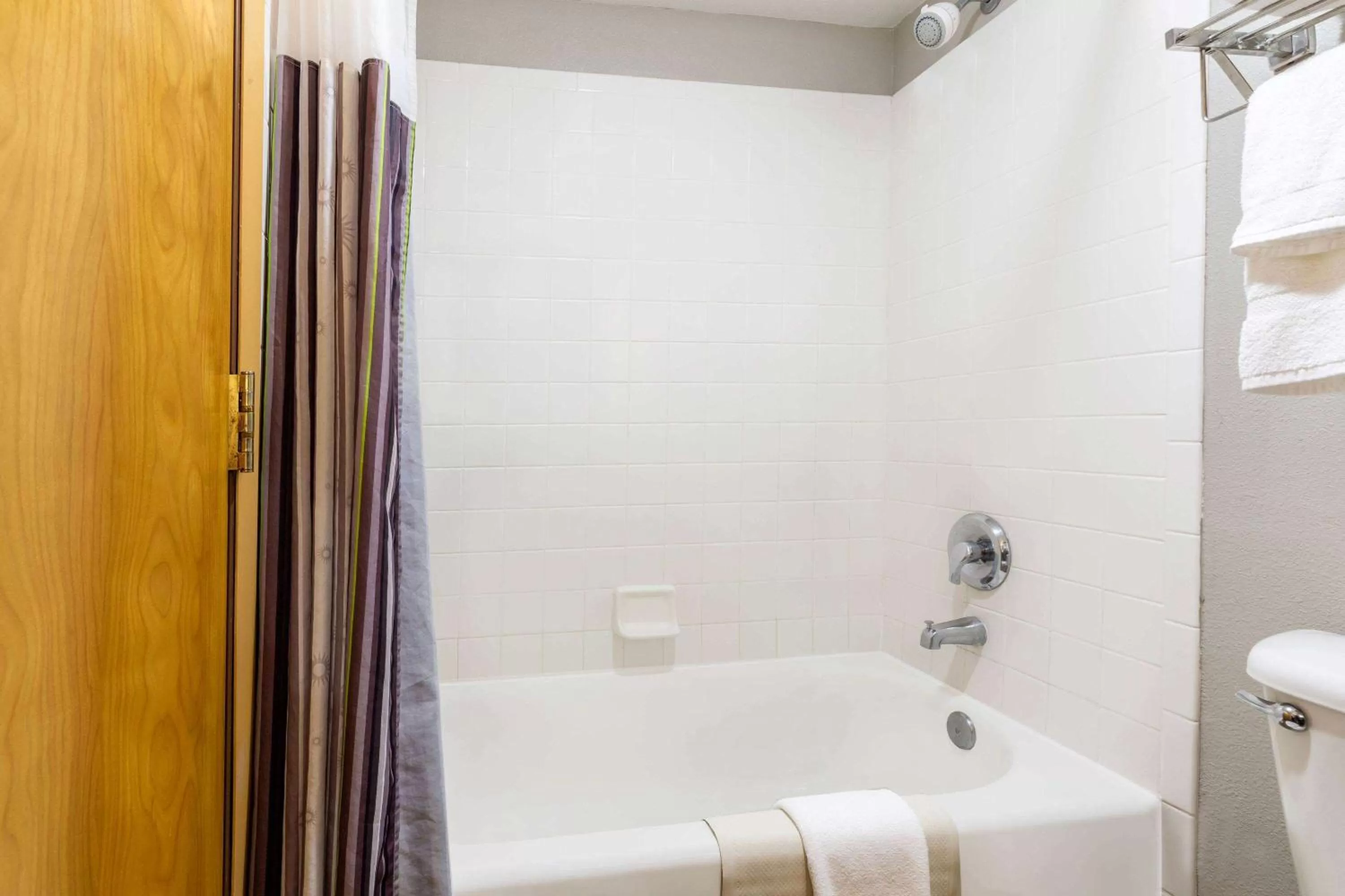 Bathroom in La Quinta by Wyndham Vancouver
