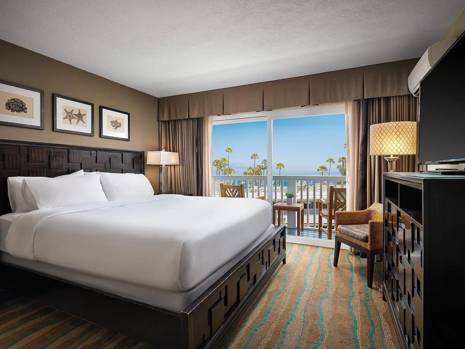 Bedroom, Bed in Catalina Island Inn