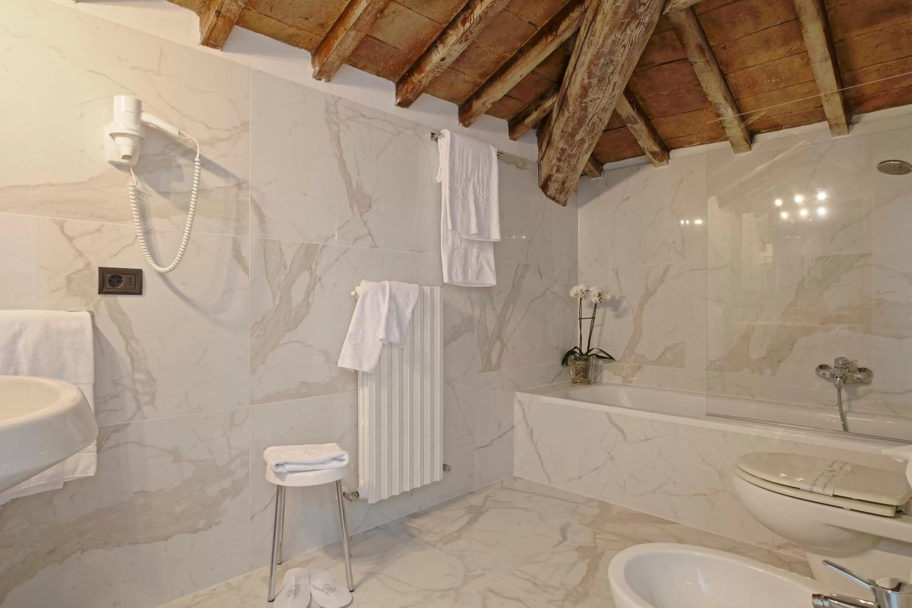 Shower in Rechigi Park Hotel