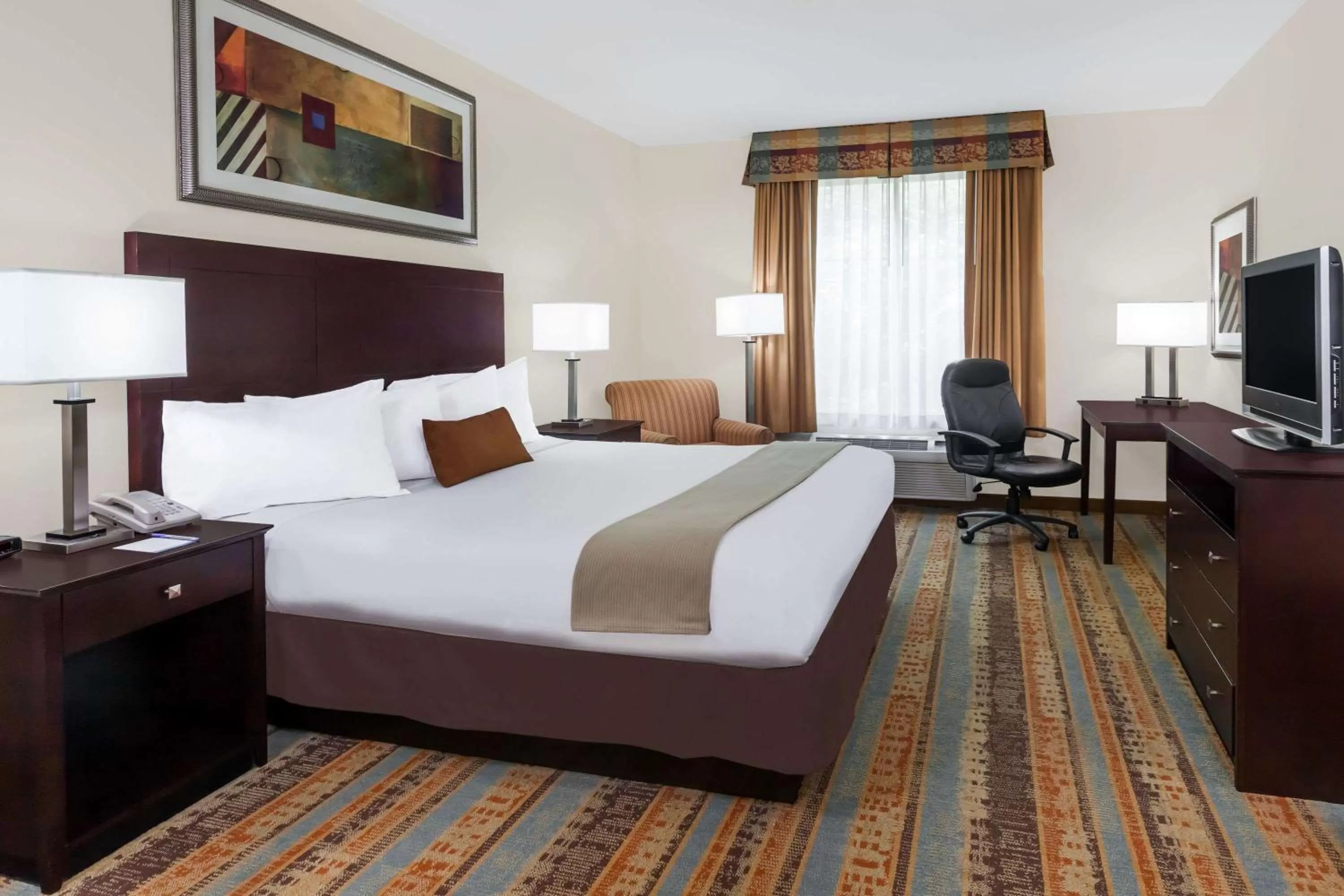 Photo of the whole room, Bed in Baymont by Wyndham Henderson