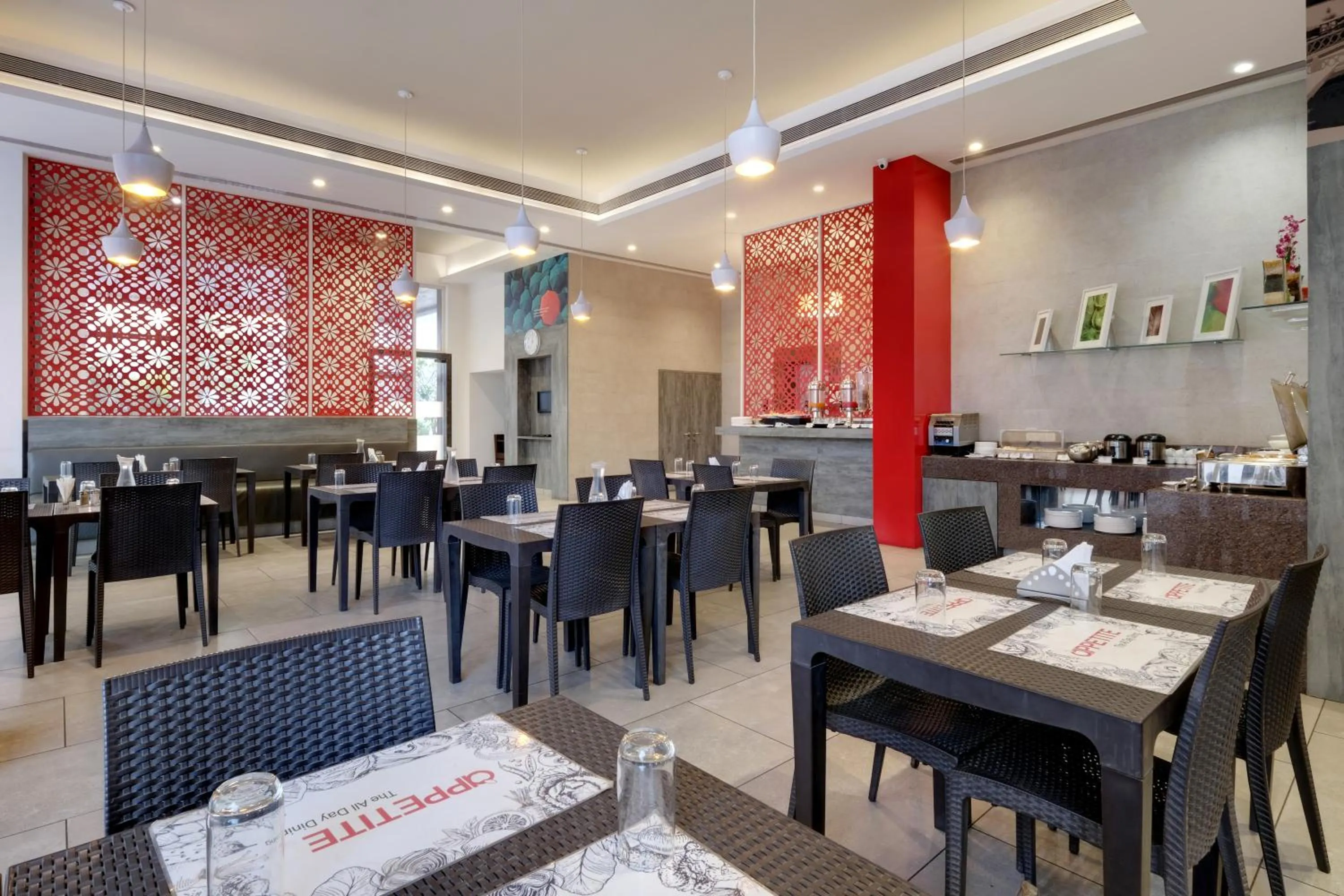 Restaurant/places to eat in 7 Apple Hotel, Vadodara