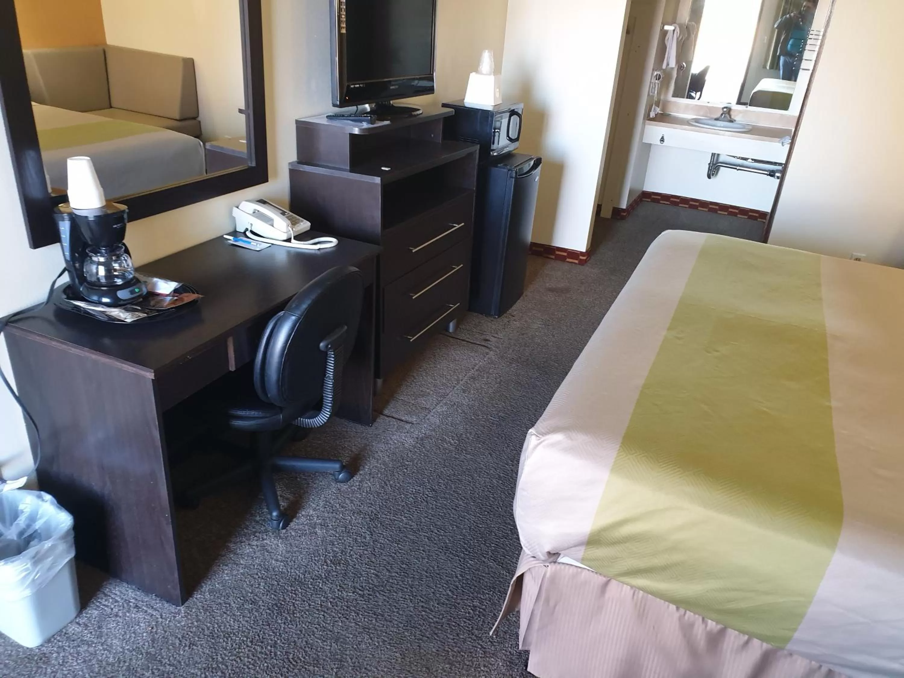 Bed in Split Mountain Motel