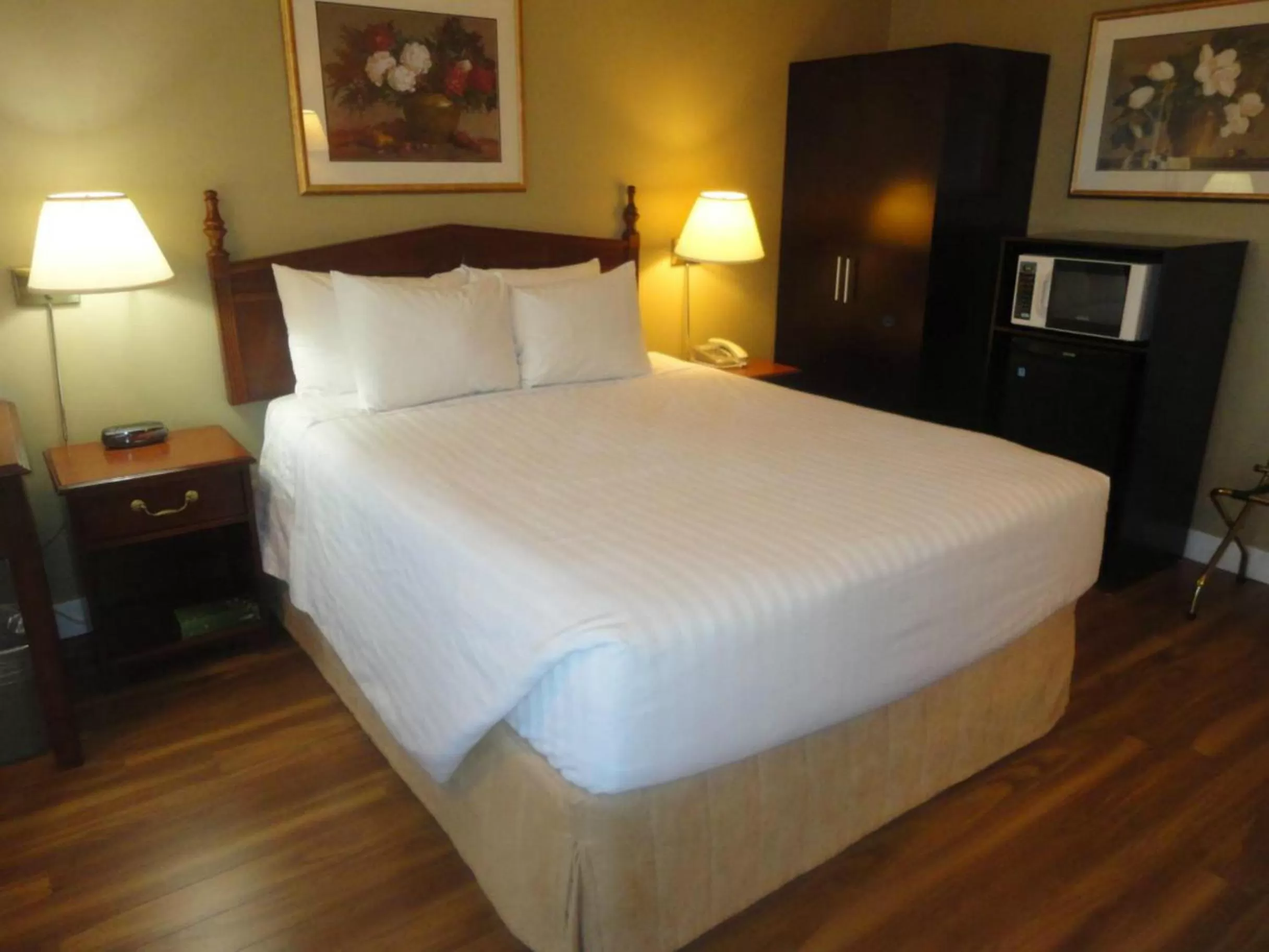 Bed in Days Inn by Wyndham Vernon