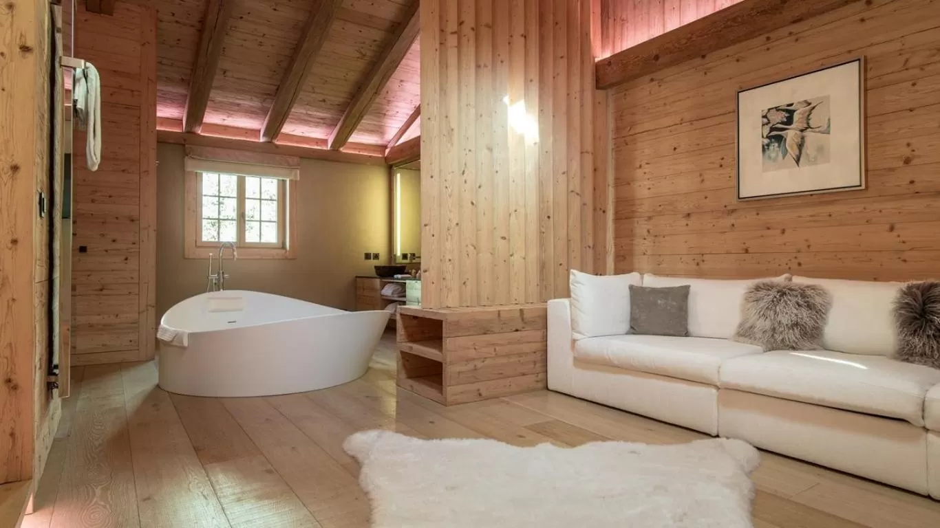 Bath in Hôtel de Rougemont & Spa