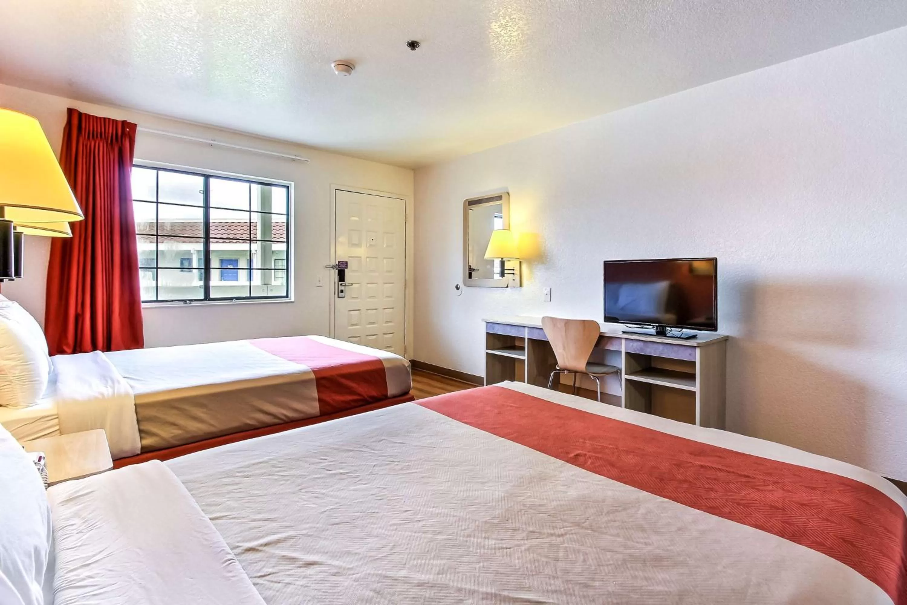 TV and multimedia, Bed in Motel 6-Salinas, CA - North Monterey Area