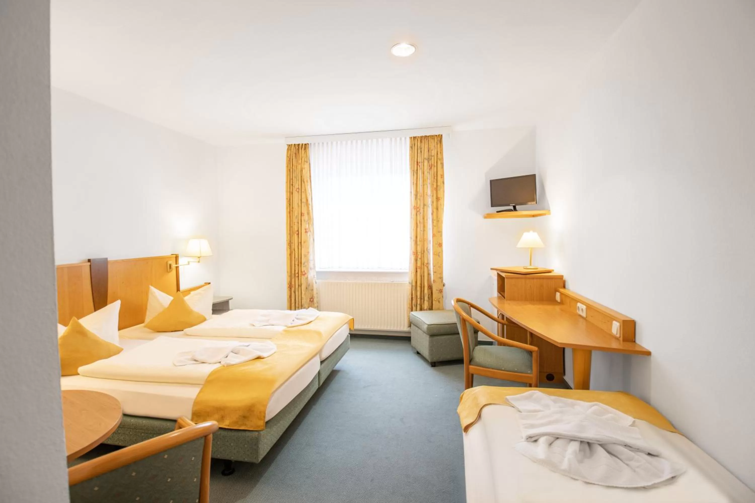 Photo of the whole room, Bed in Hotel garni Zwickau-Mosel