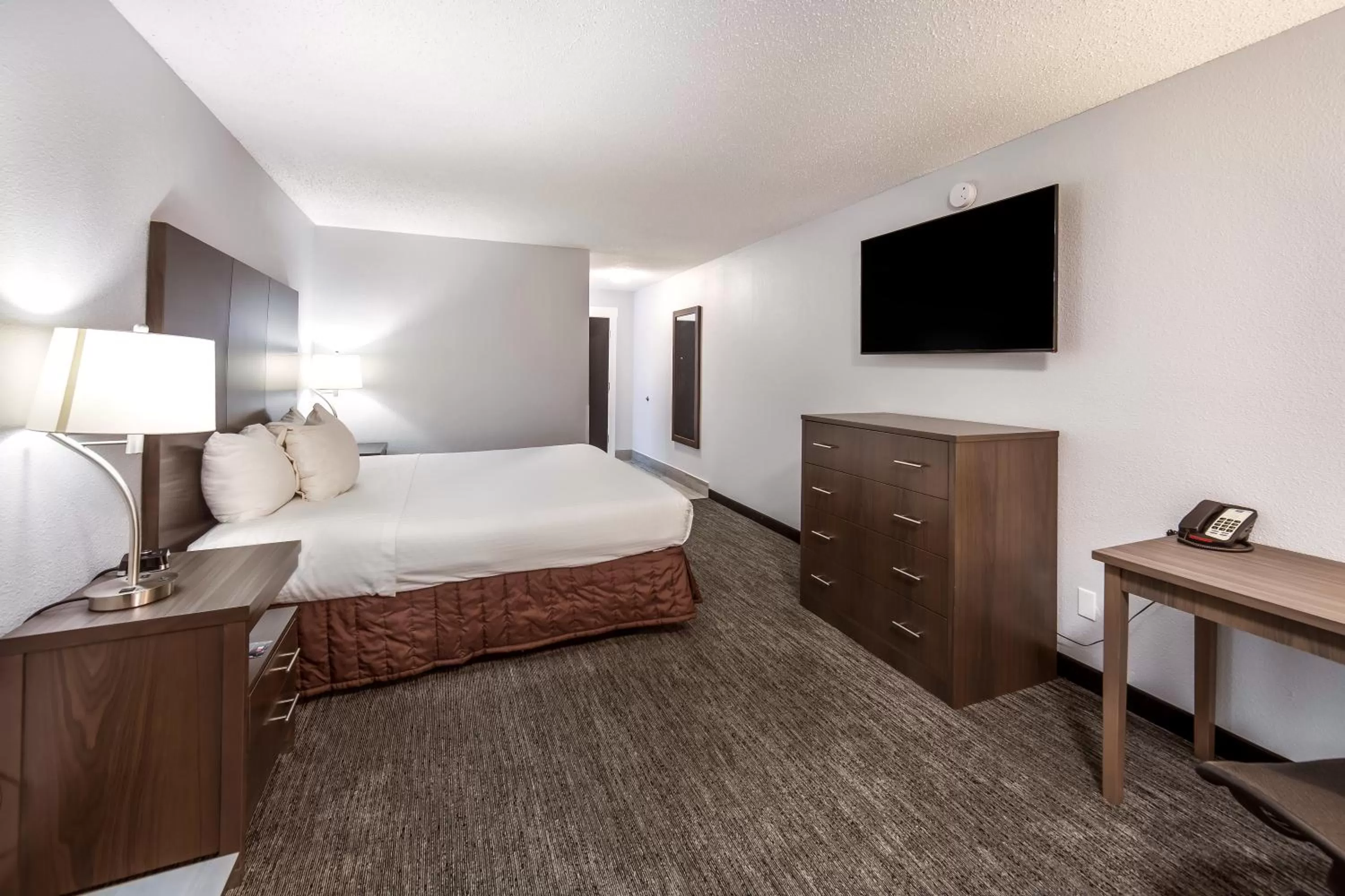 Bedroom, Bed in Red Lion Inn & Suites Grants Pass