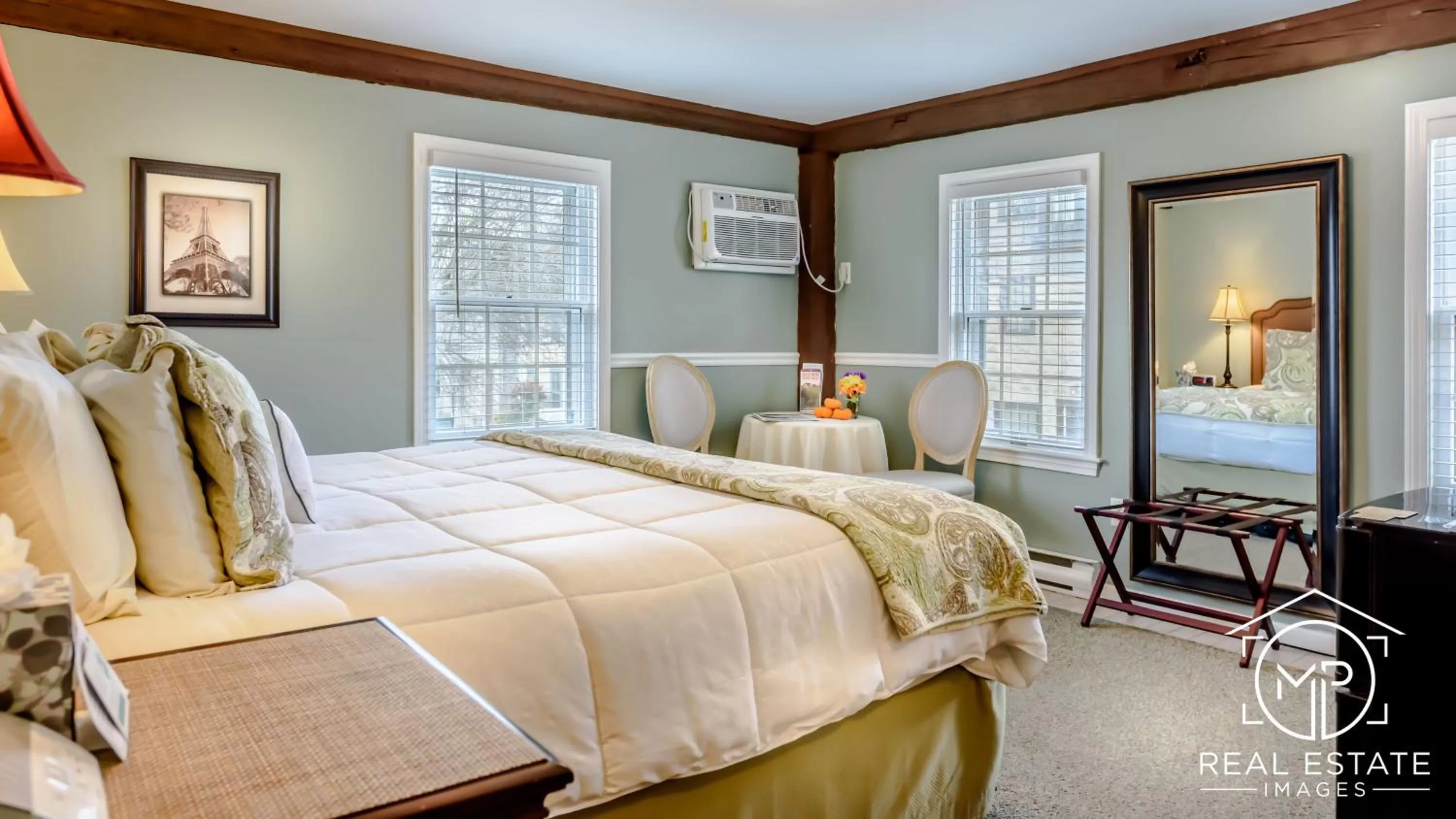 Bed in Bouchard Restaurant & Inn