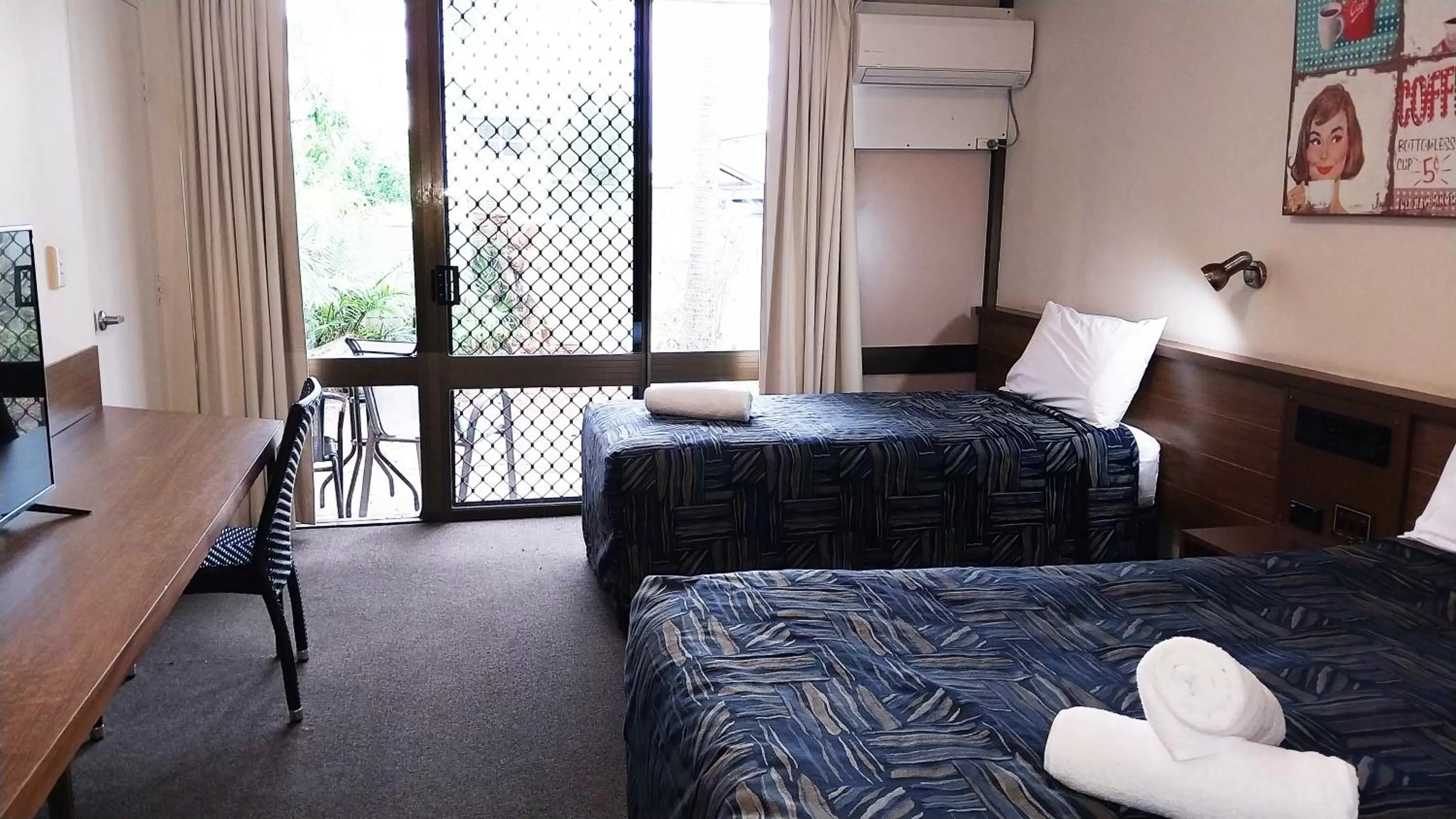 View (from property/room), Bed in Miners Lodge Motor Inn