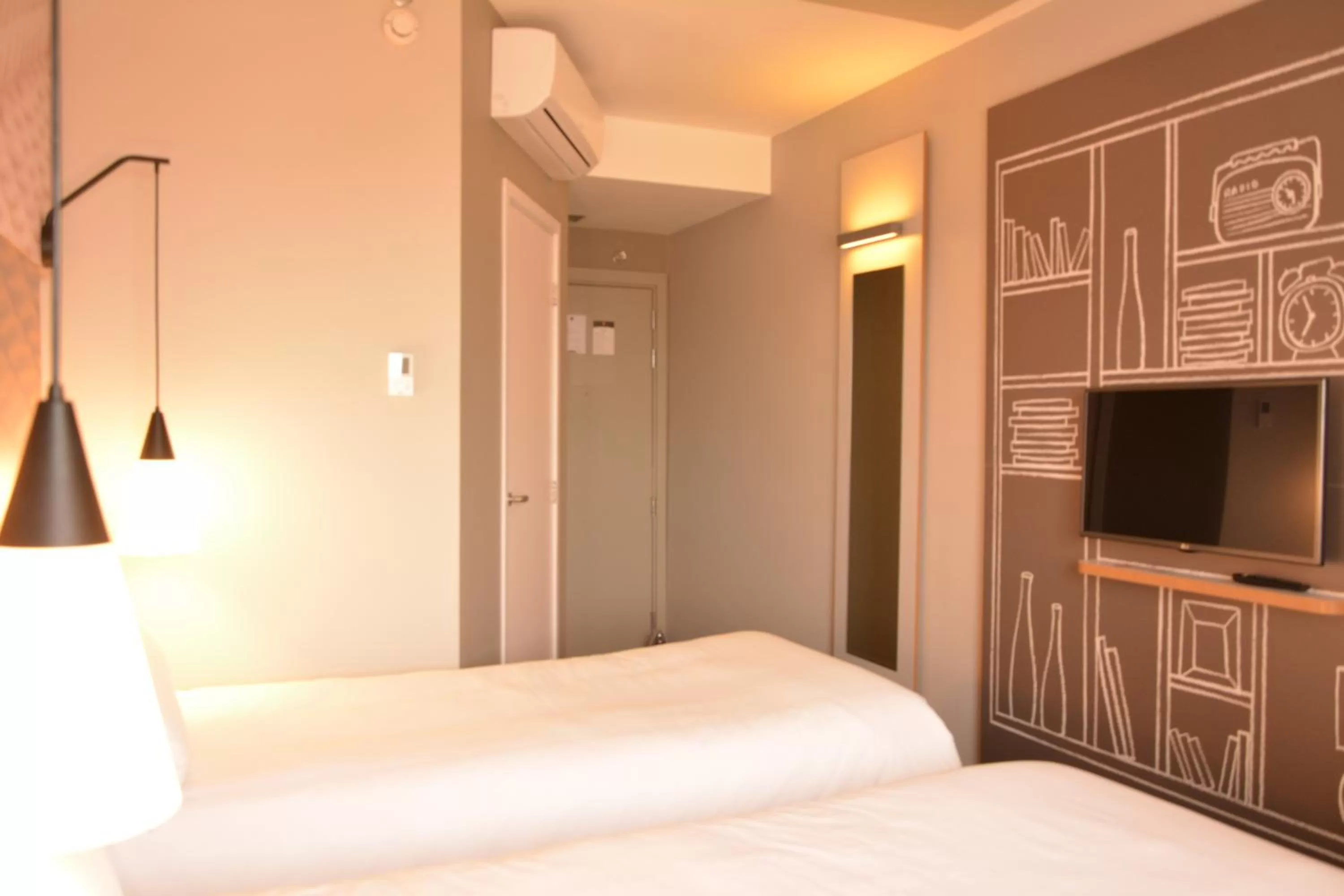 Communal lounge/ TV room, Bed in ibis Jacarei