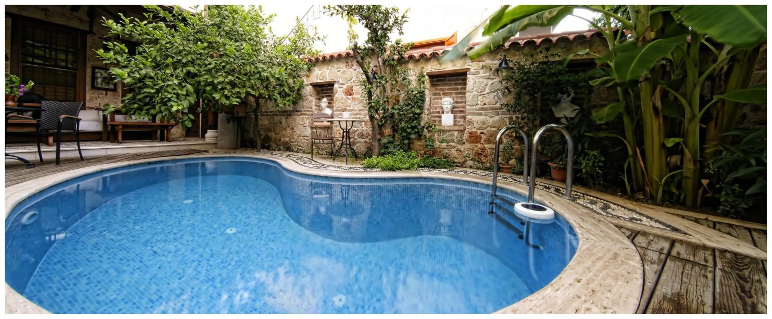 Swimming pool in Minyon Hotel