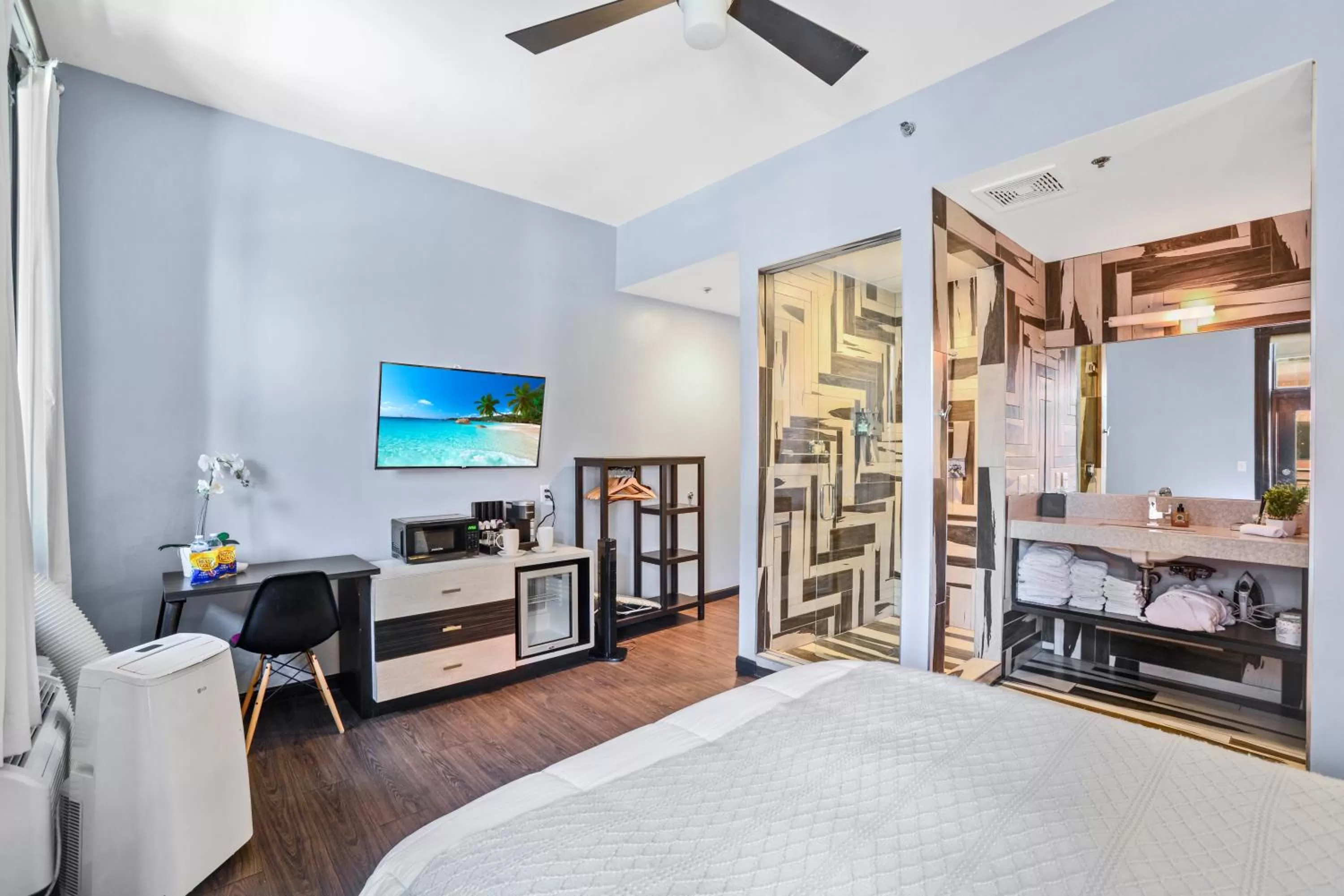 Photo of the whole room, Bed in Good Hotels Downtown Denver