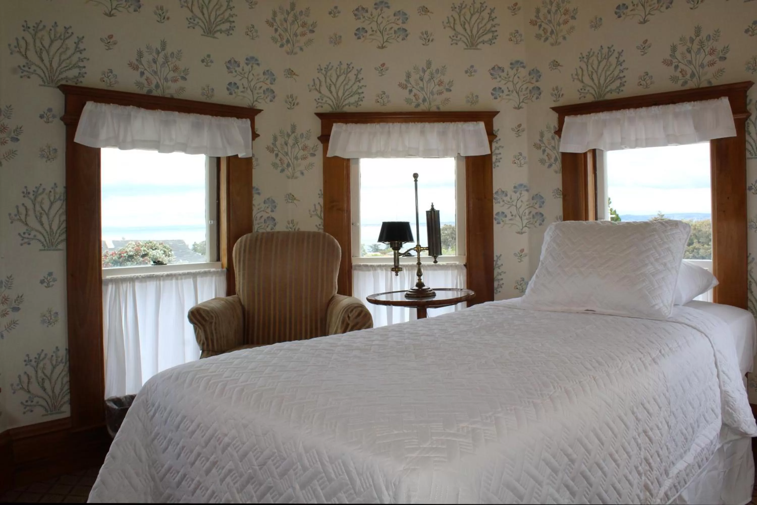 Bed in Pacific Grove Inn
