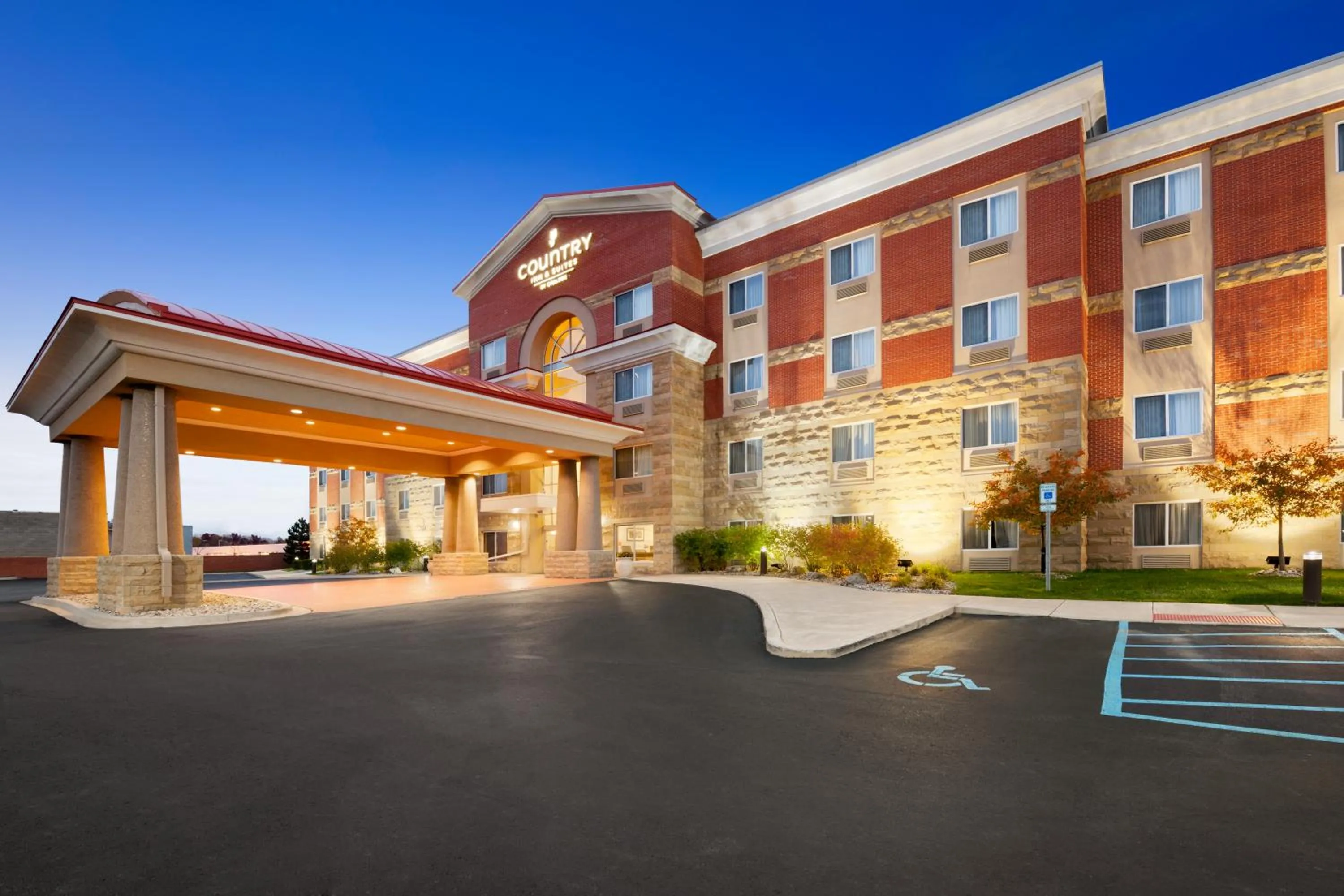 Property building in Country Inn & Suites by Radisson, Dearborn, MI