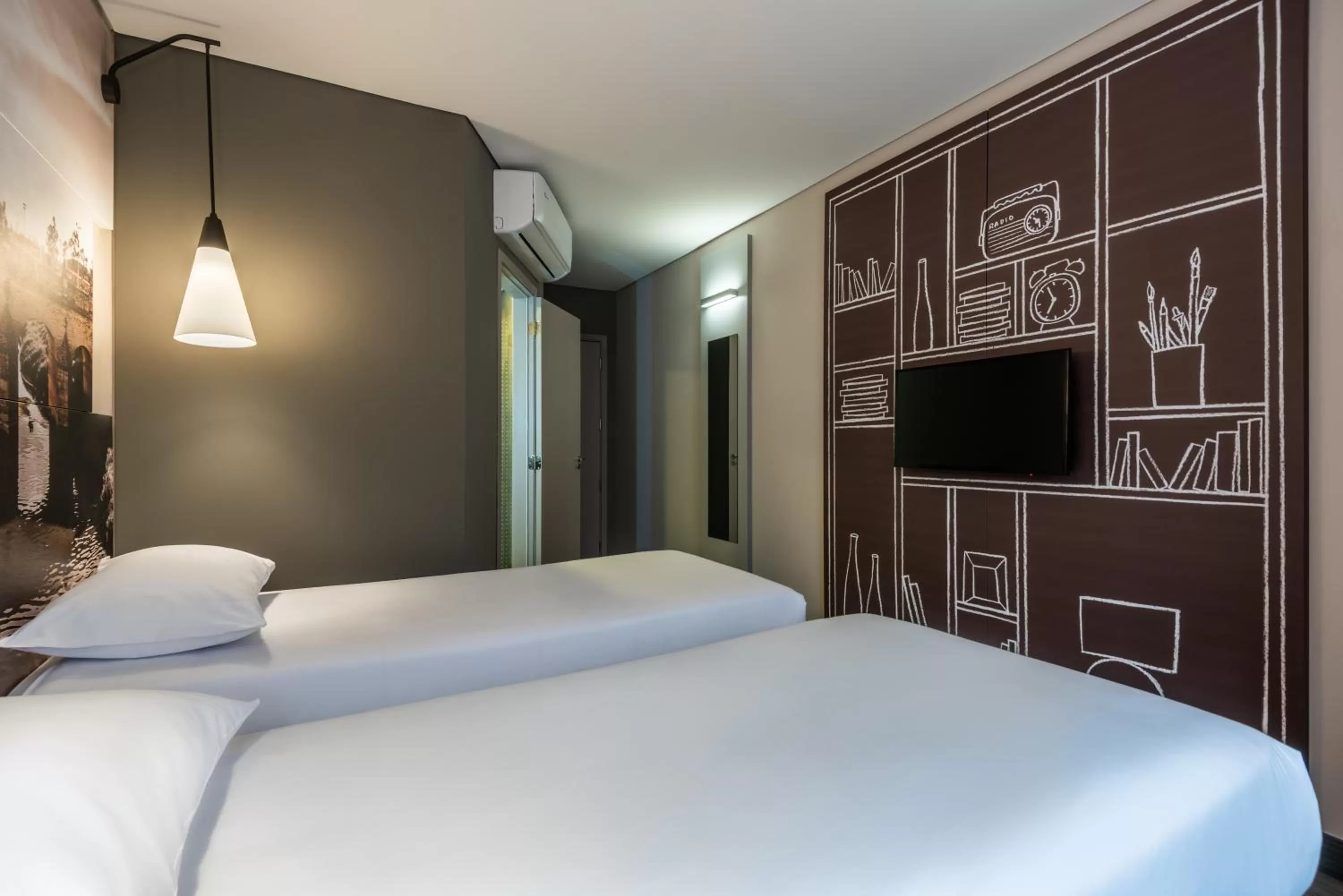 Photo of the whole room, Bed in ibis Chia