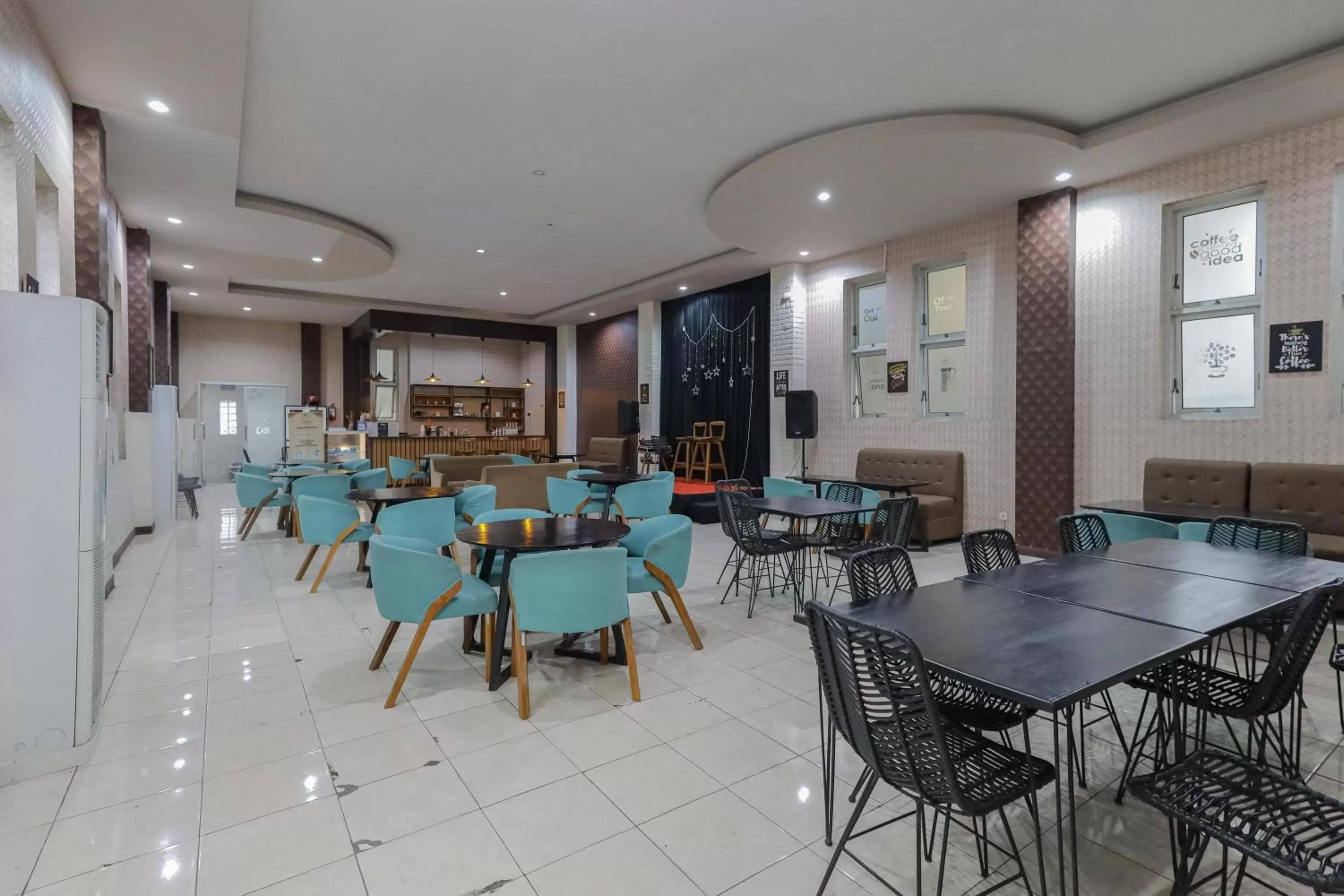 Dining area in RedDoorz Syariah @ Klojen Malang