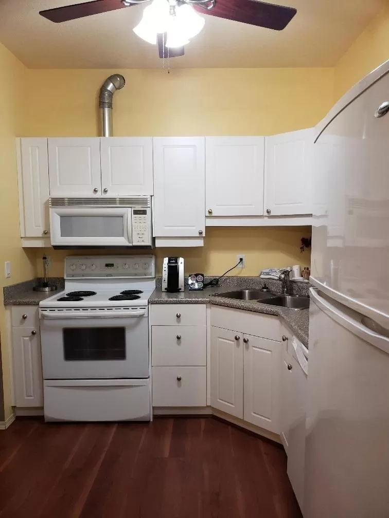 Kitchen or kitchenette in Travelodge by Wyndham Spruce Grove