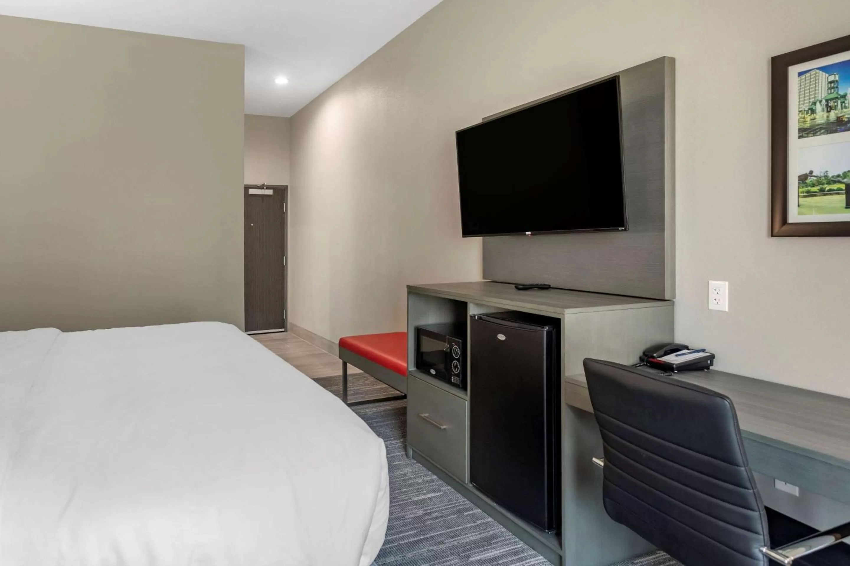 Photo of the whole room, Bed in Comfort Inn & Suites