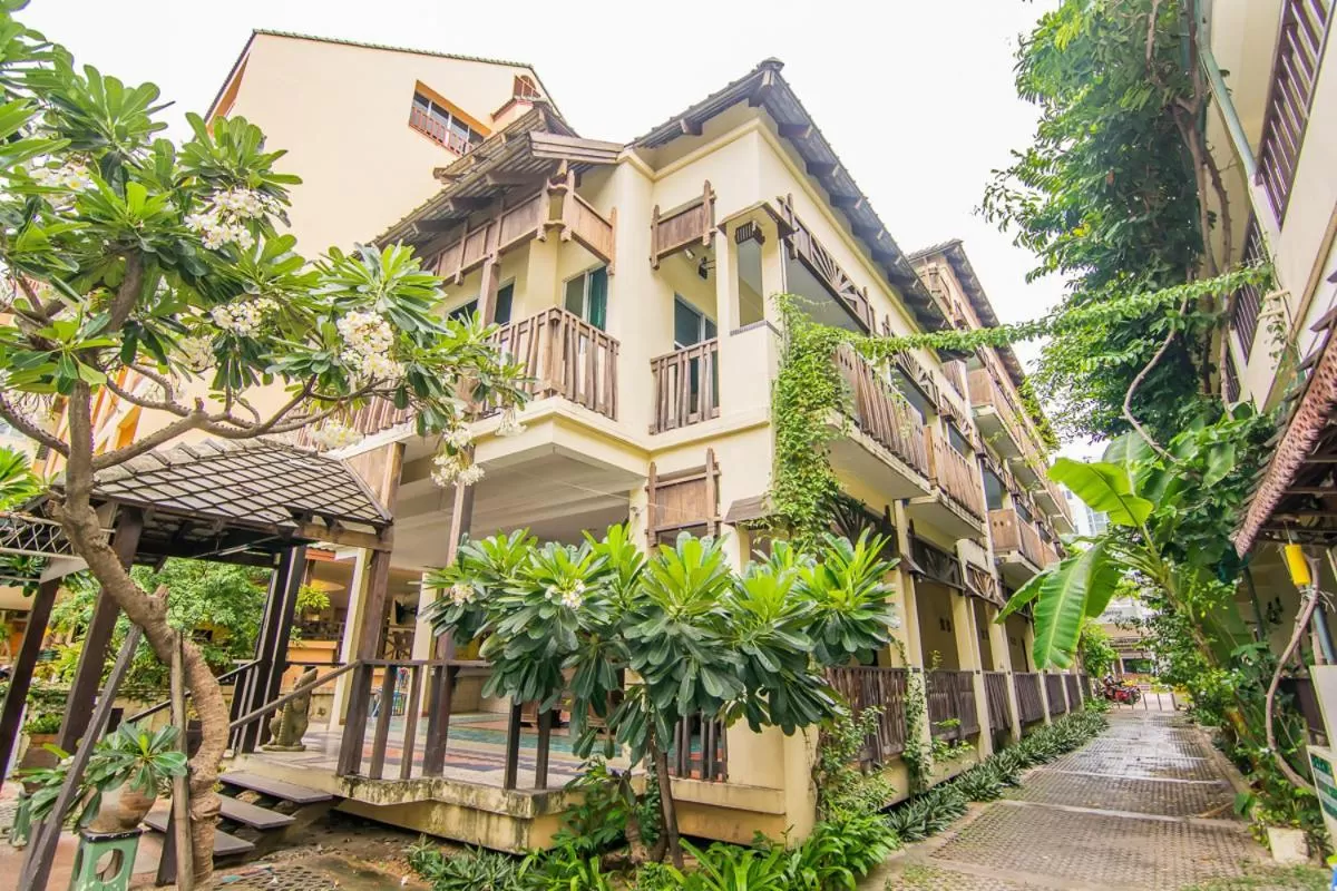 Facade/entrance in Sutus Court 2