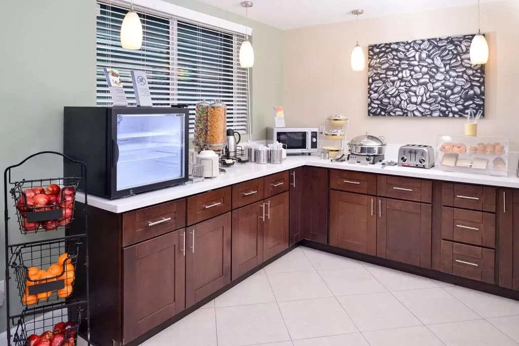 Food and drinks in Best Western Plus LA Mid-Town Hotel