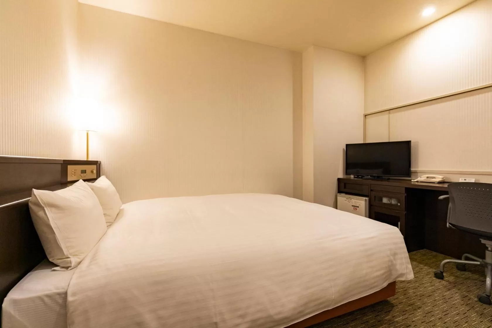 Bedroom, Bed in Nishitetsu Inn Kurosaki