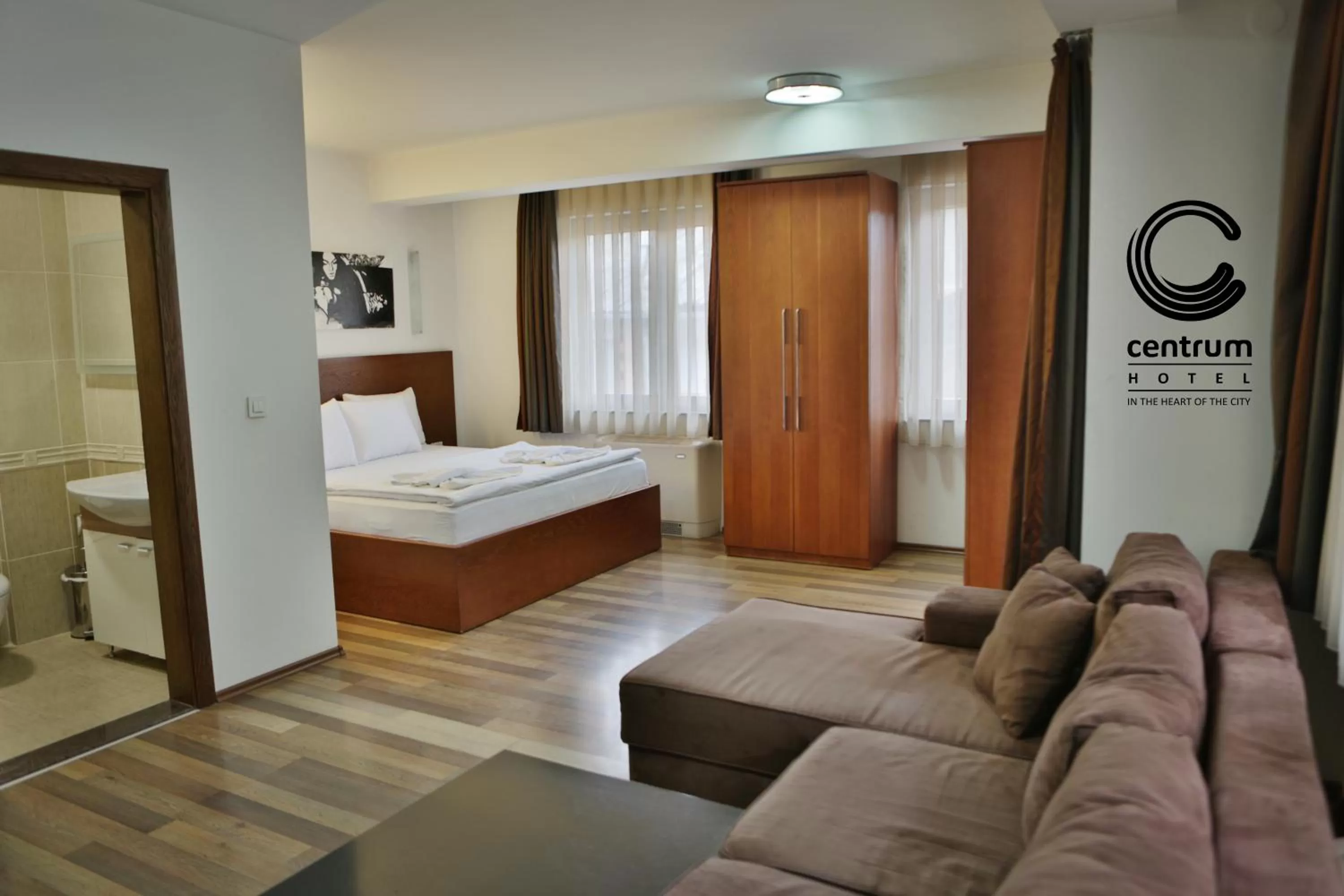 Shower, Bed in Hotel Centrum Prizren
