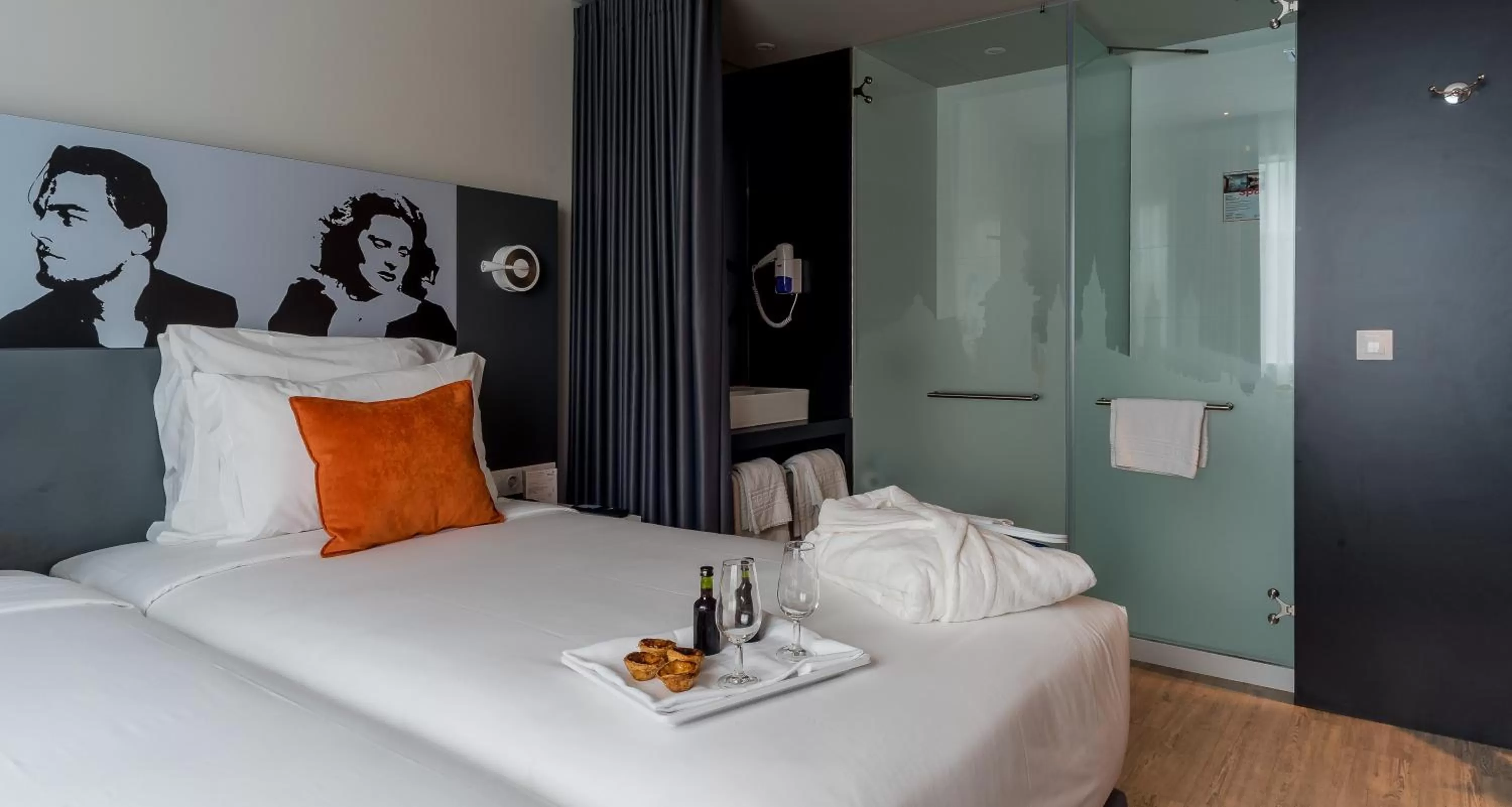 Photo of the whole room, Bed in Star inn Lisbon Airport