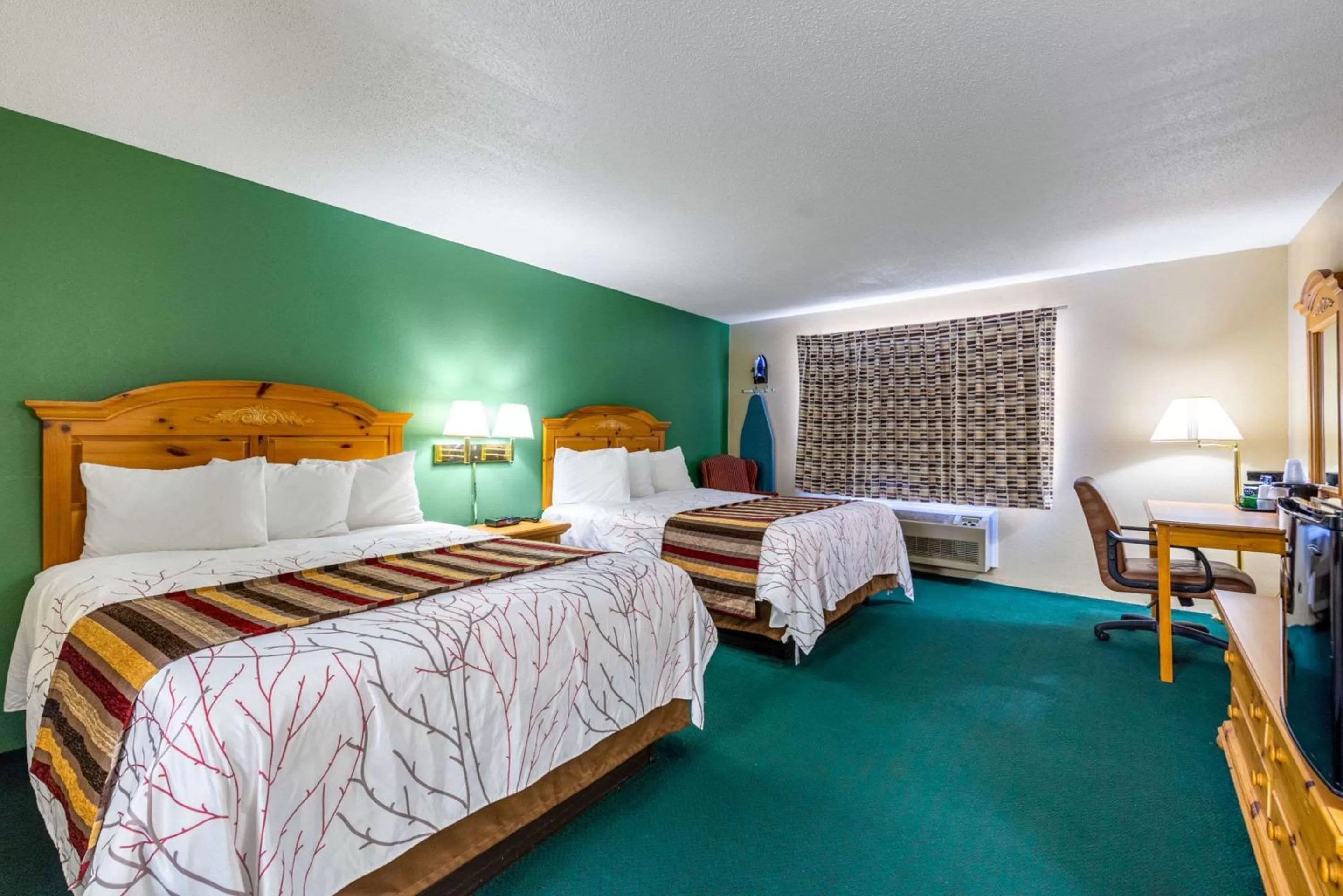 Photo of the whole room, Bed in Rodeway Inn Milaca