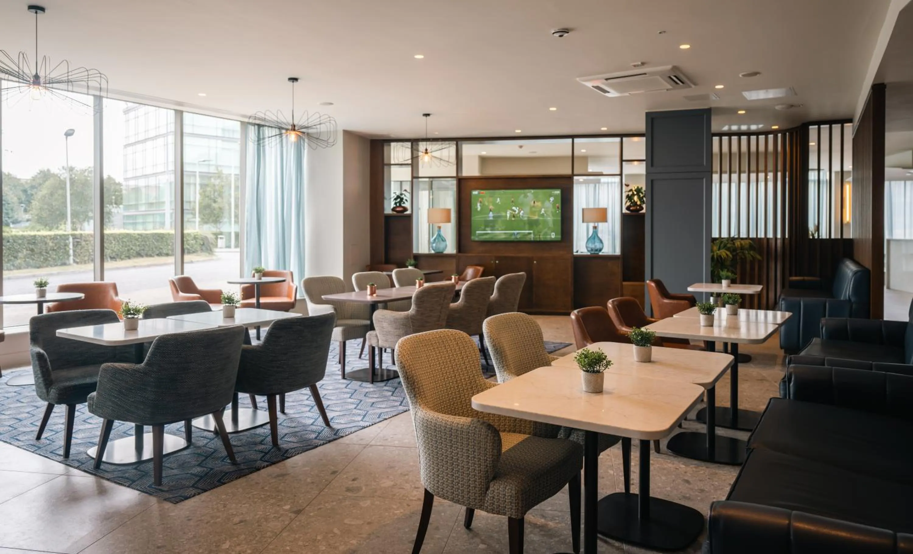 Restaurant/places to eat in Aspect Hotel Park West