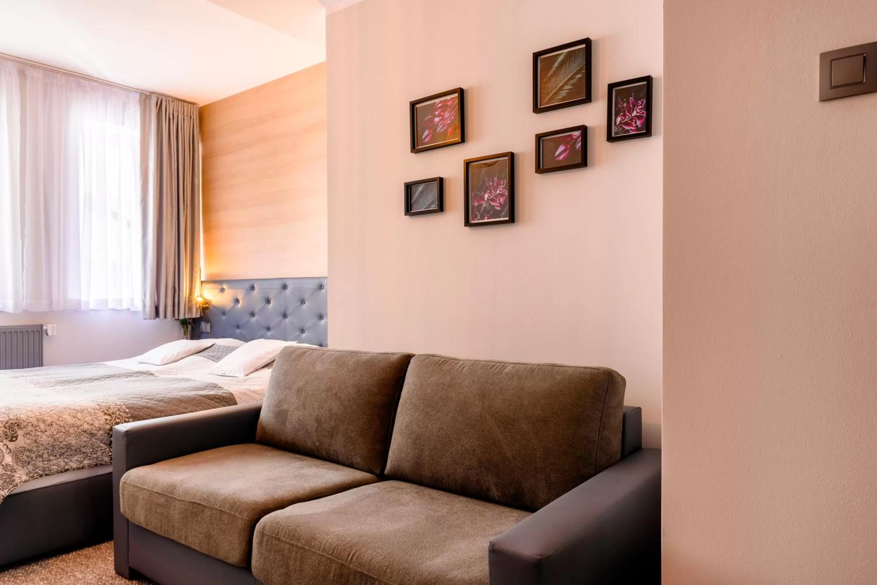 Living room, Bed in Tailor Hotel Sport & Conference