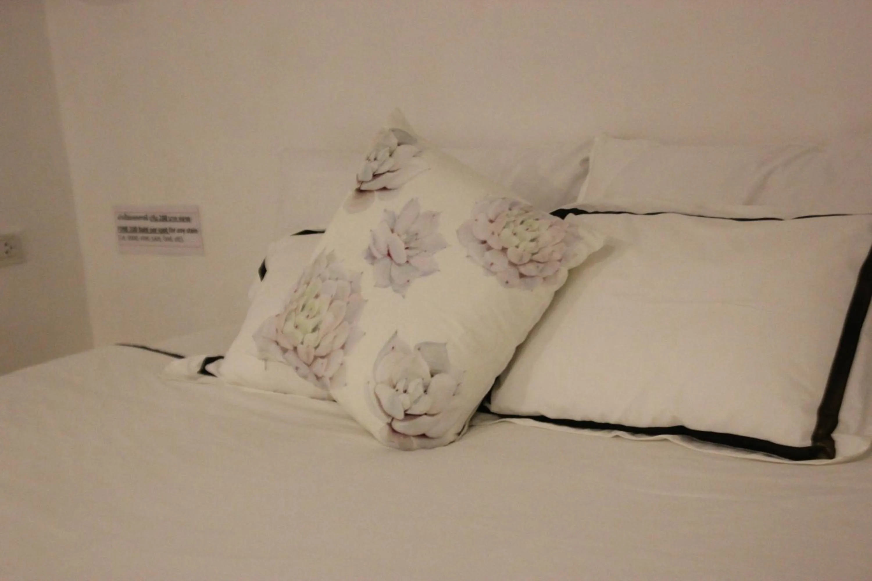 Bed in 1715 House - White Rhino