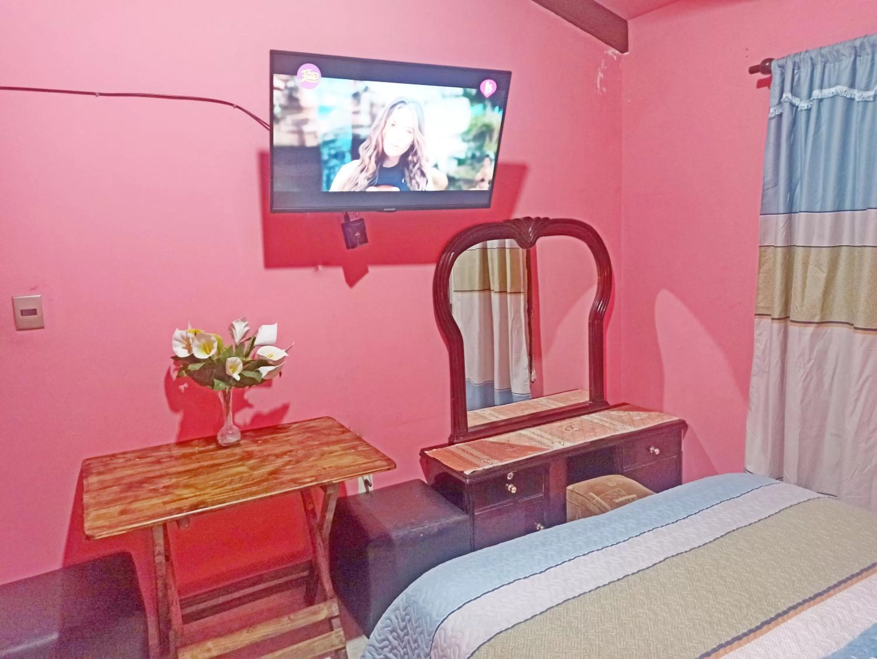 Bed, TV/Entertainment Center in Residencial Moroni - Alojamiento en Cochabamba