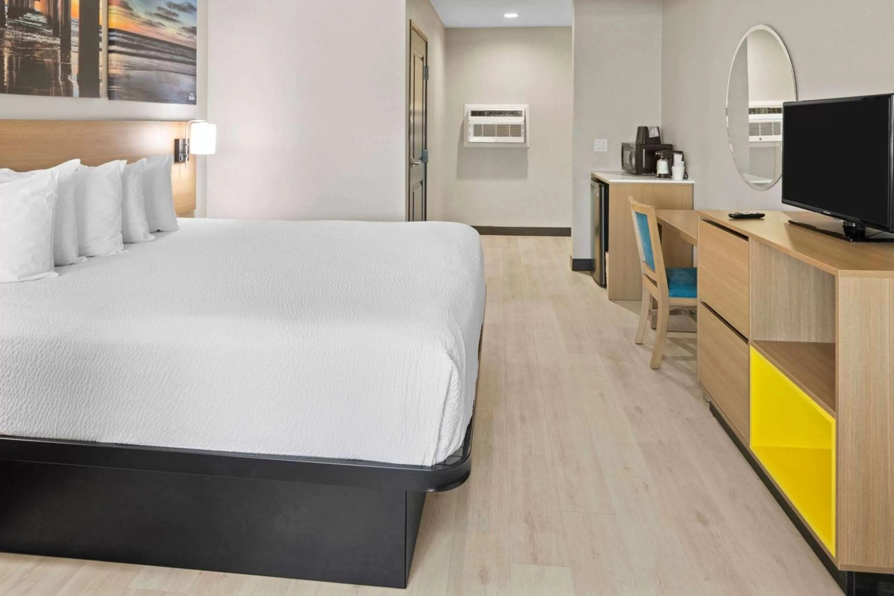 Photo of the whole room, Bed in Days Inn by Wyndham San Diego-East/El Cajon