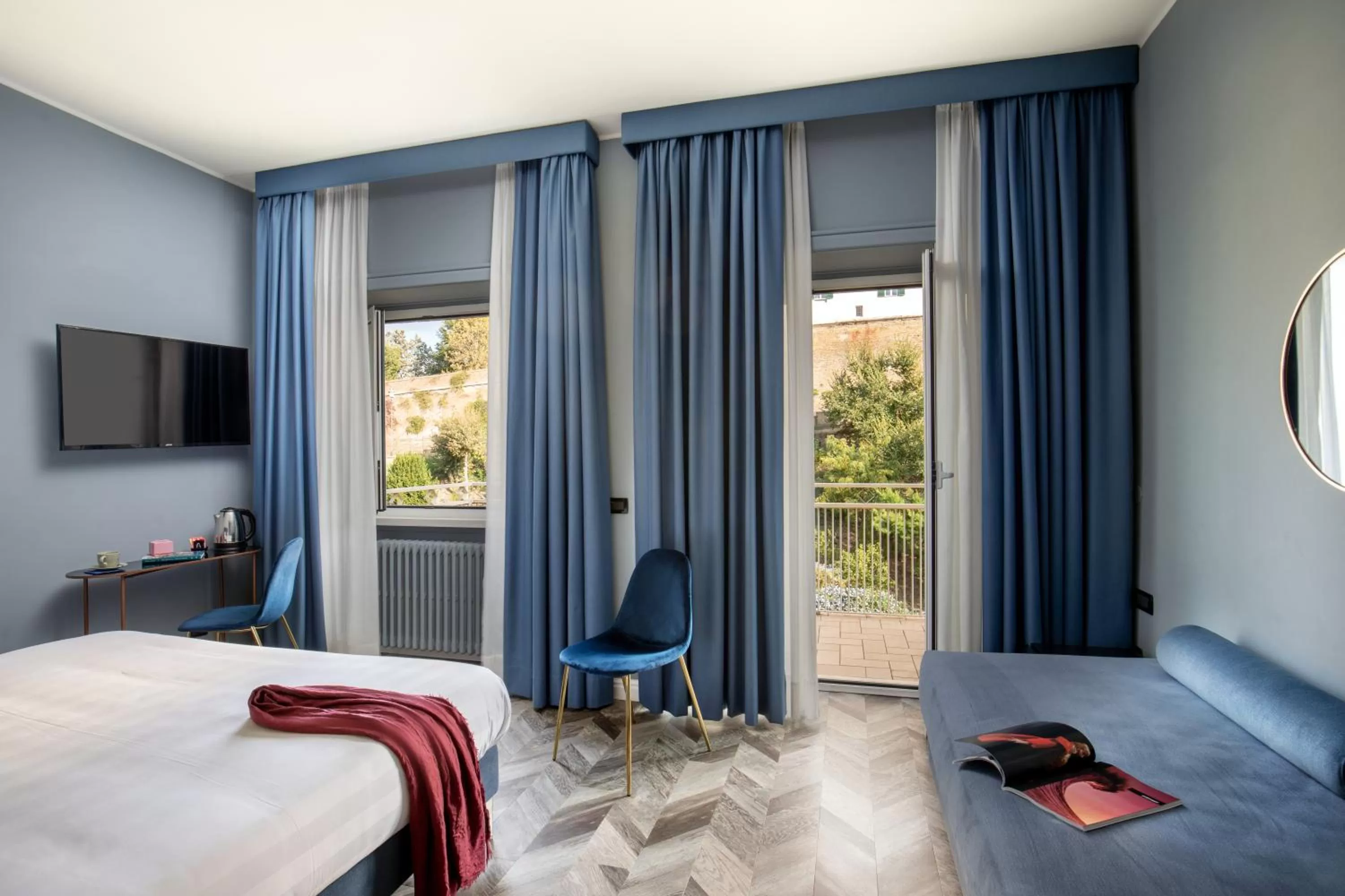 Photo of the whole room, Bed in Bloom Hotel Rome