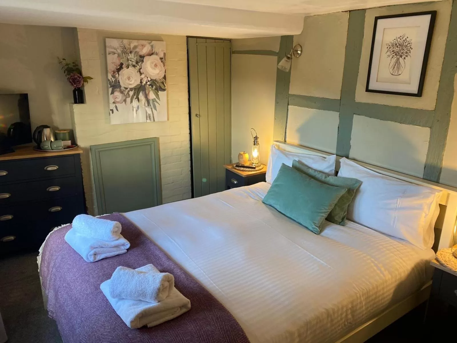 Photo of the whole room, Bed in The Windmill Inn